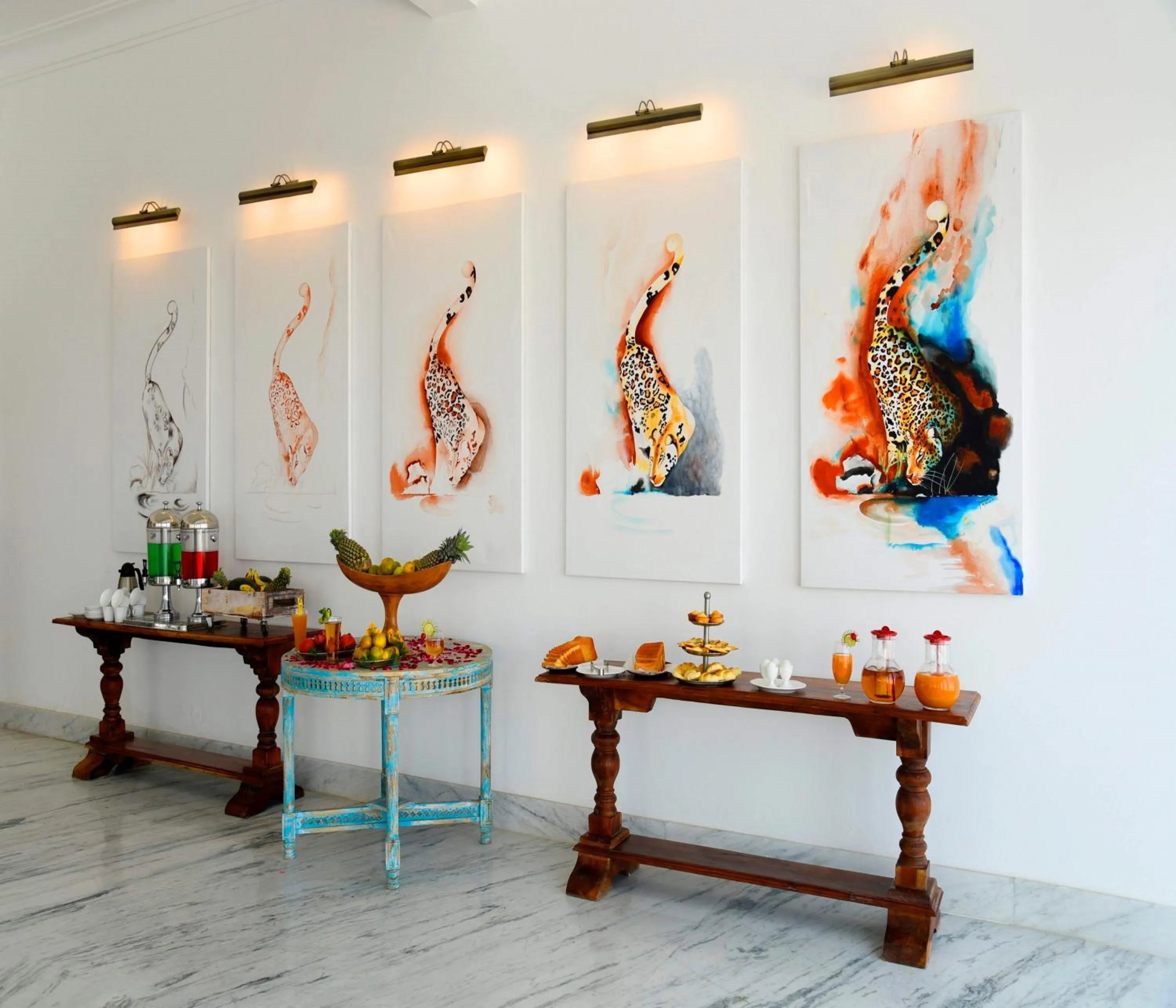 Restaurant/places to eat in Fateh Safari Suites by Fateh Collection