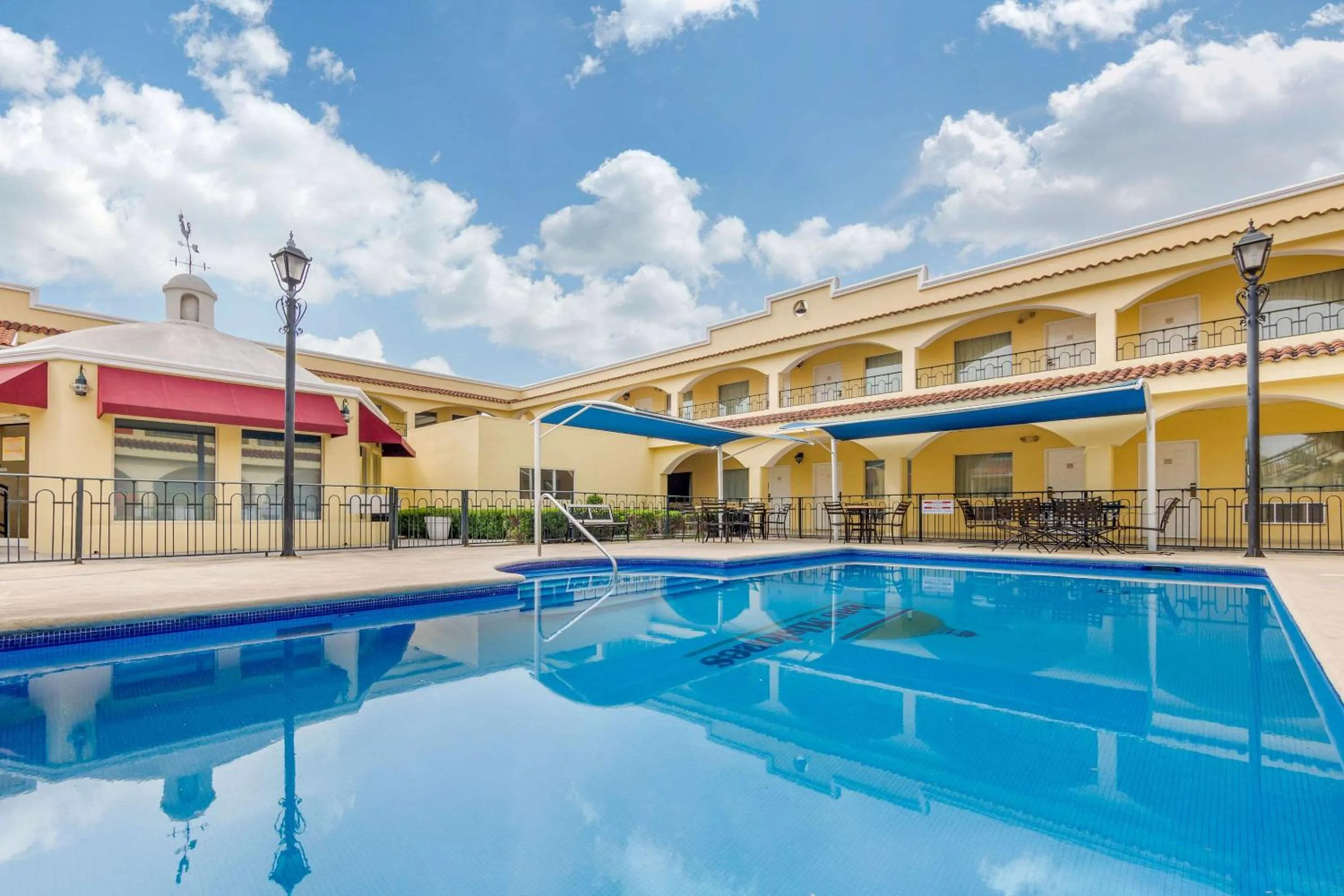 On site, Swimming Pool in Comfort Inn Monclova