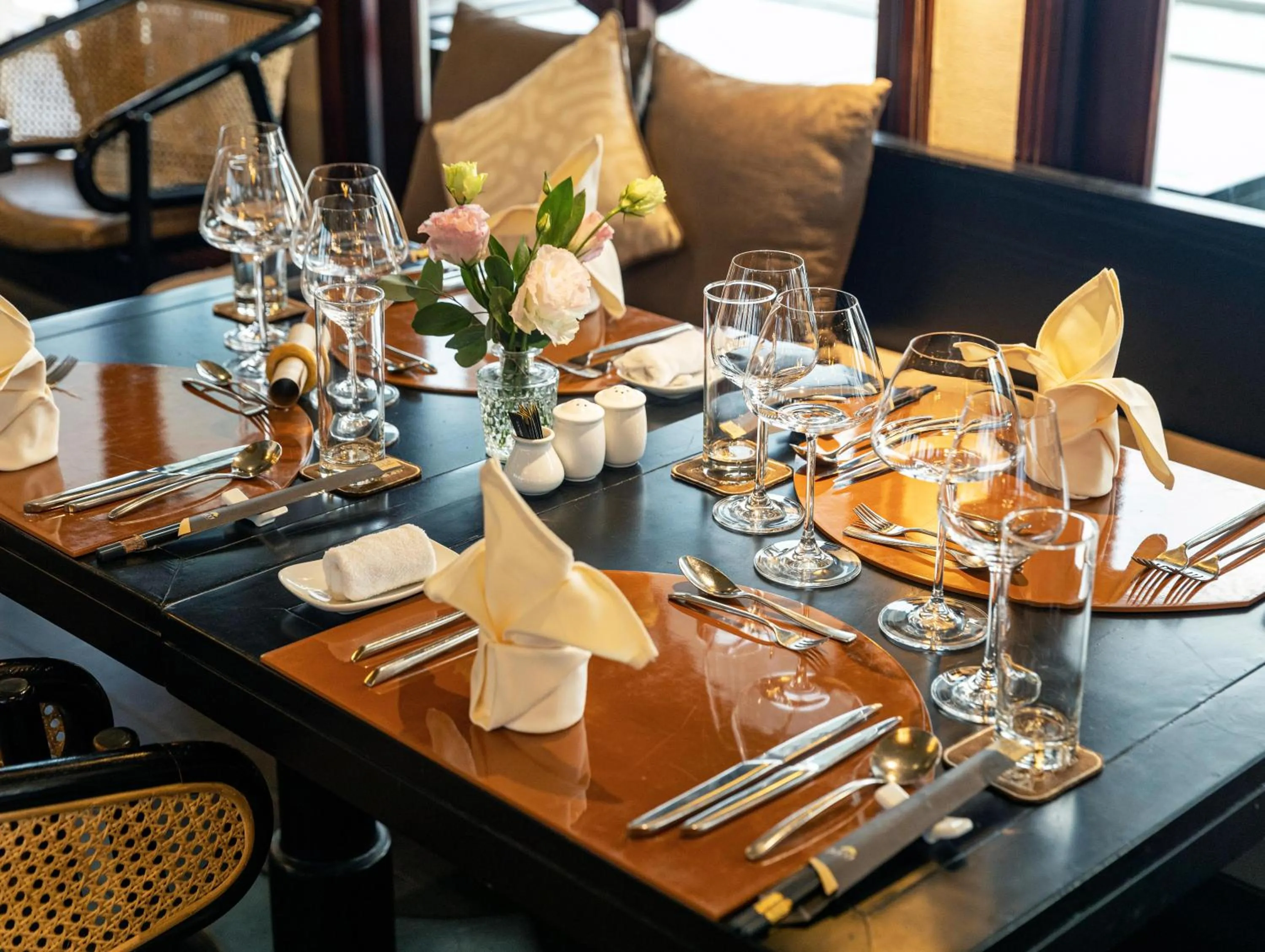 Food and drinks in The Au Co Cruise - Managed by Bhaya Cruises