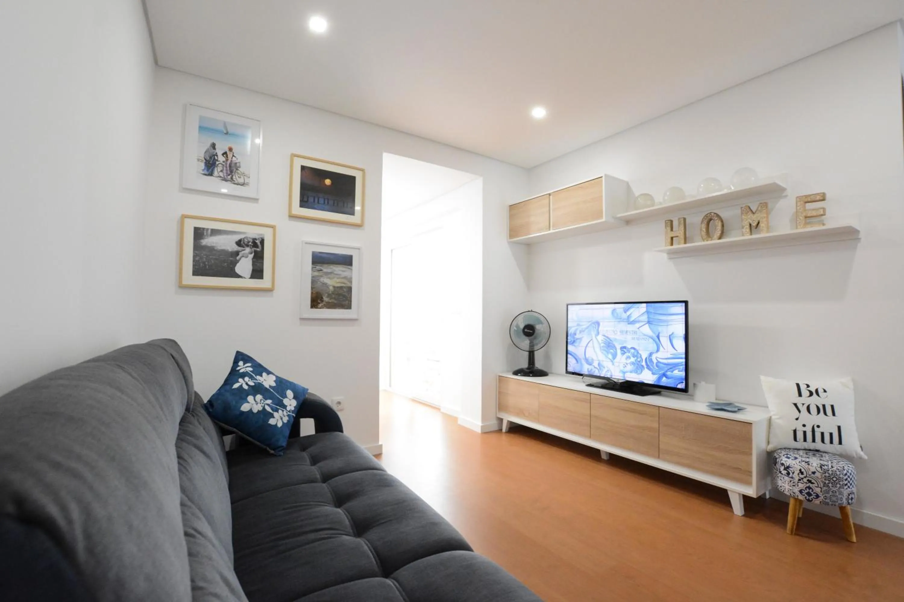 Communal lounge/ TV room in LUXURY Golden River Apartment - In the Heart of city center and wine cellars
