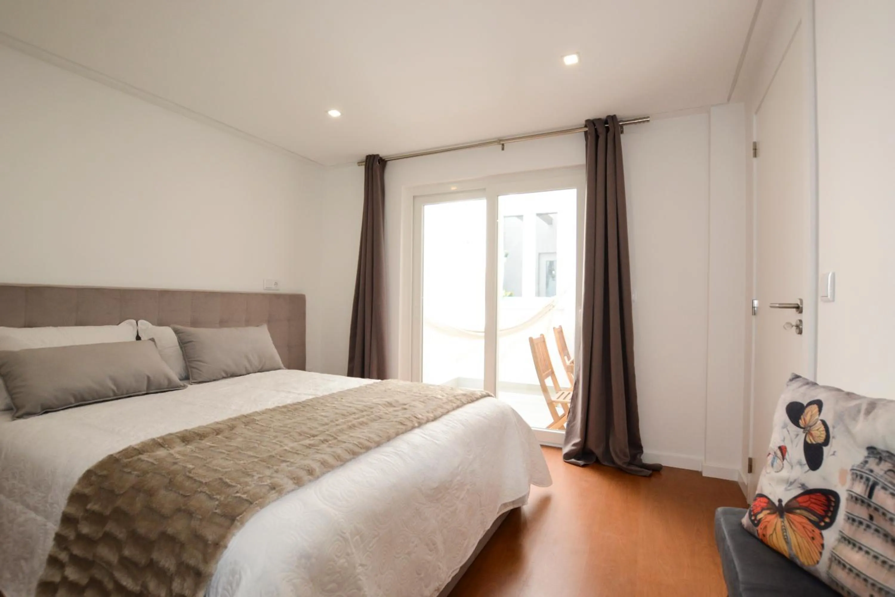 Bed in LUXURY Golden River Apartment - In the Heart of city center and wine cellars