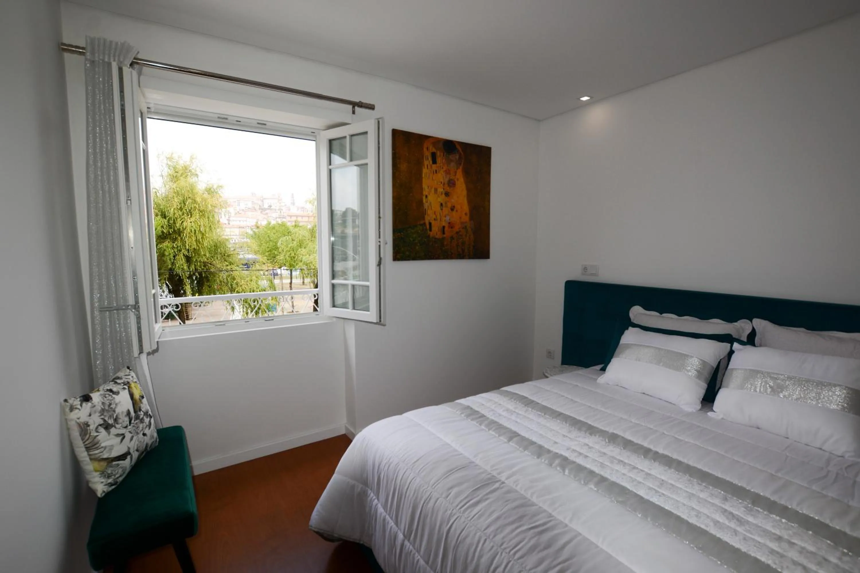 Bed in LUXURY Golden River Apartment - In the Heart of city center and wine cellars