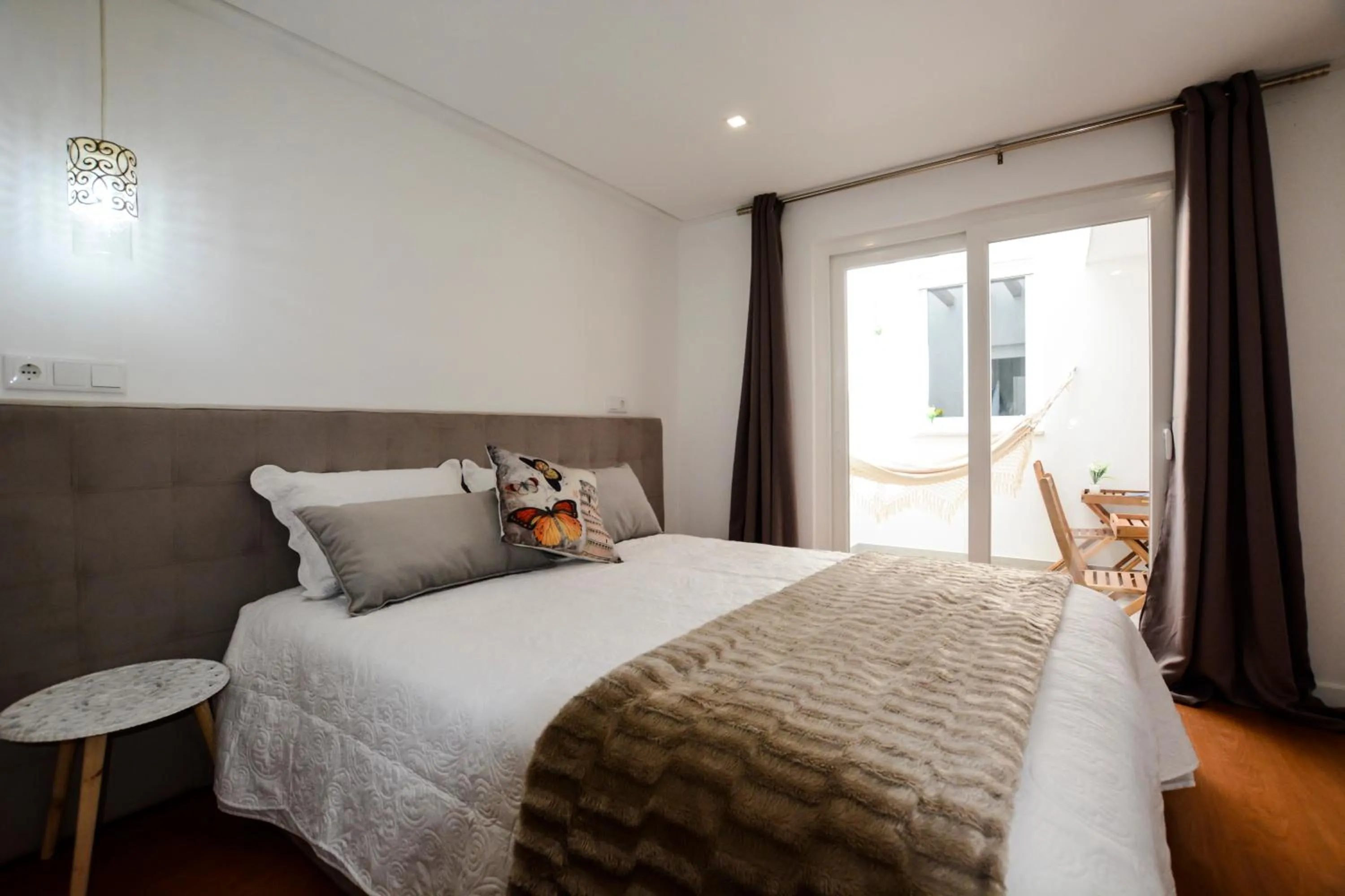 Bed in LUXURY Golden River Apartment - In the Heart of city center and wine cellars