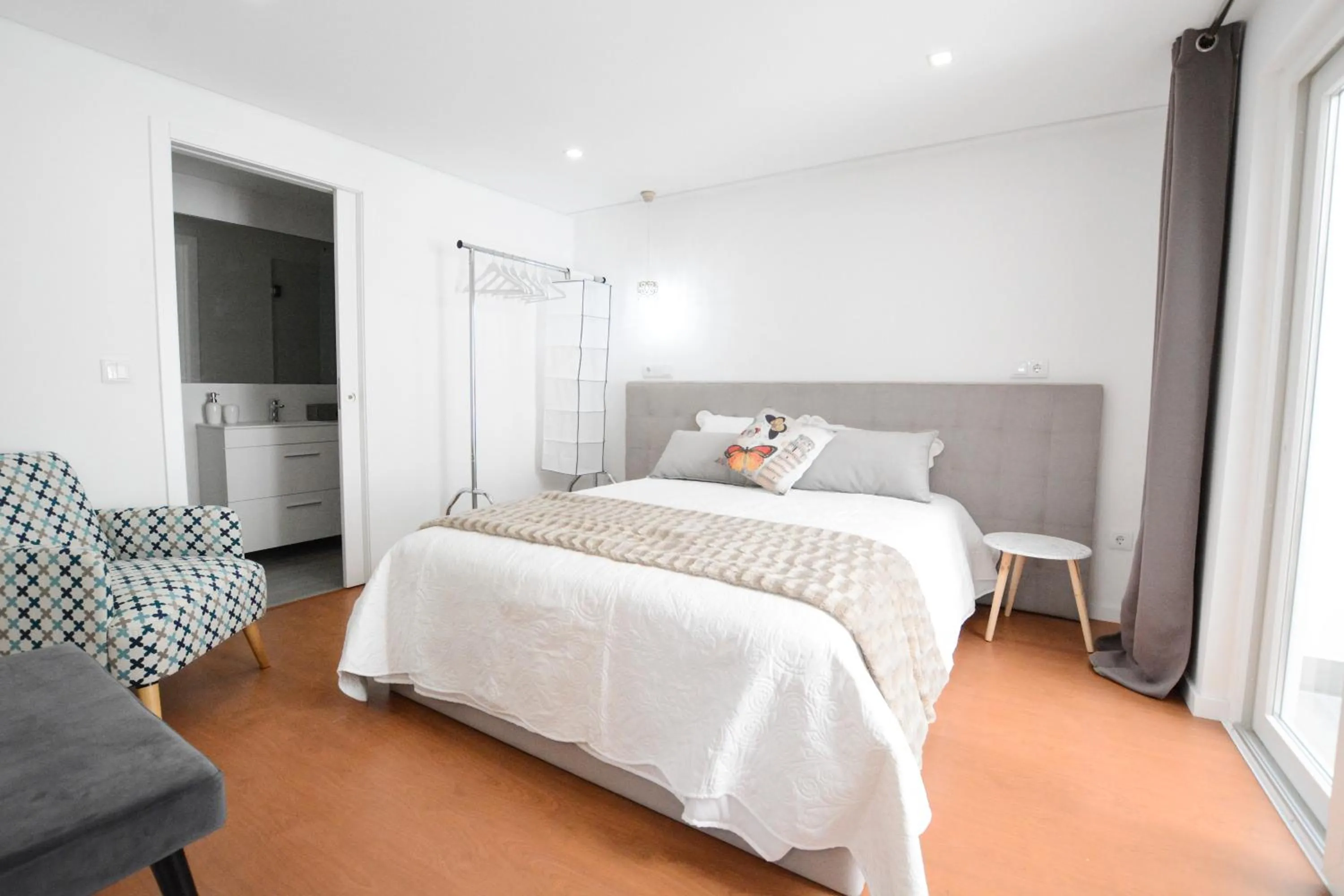 Bed in LUXURY Golden River Apartment - In the Heart of city center and wine cellars