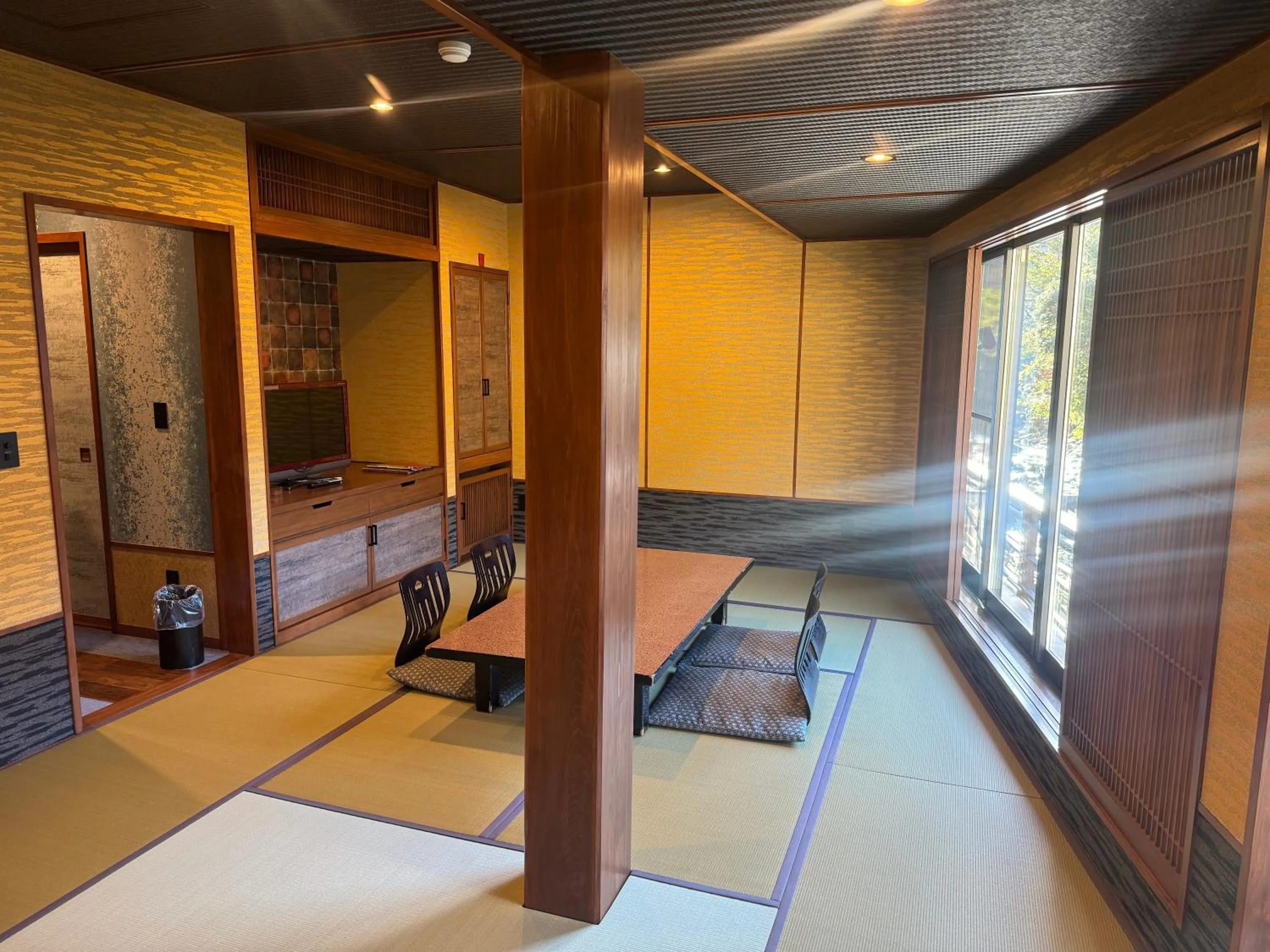 Photo of the whole room, Bed in Hakone Onsen Ryokan Yaeikan