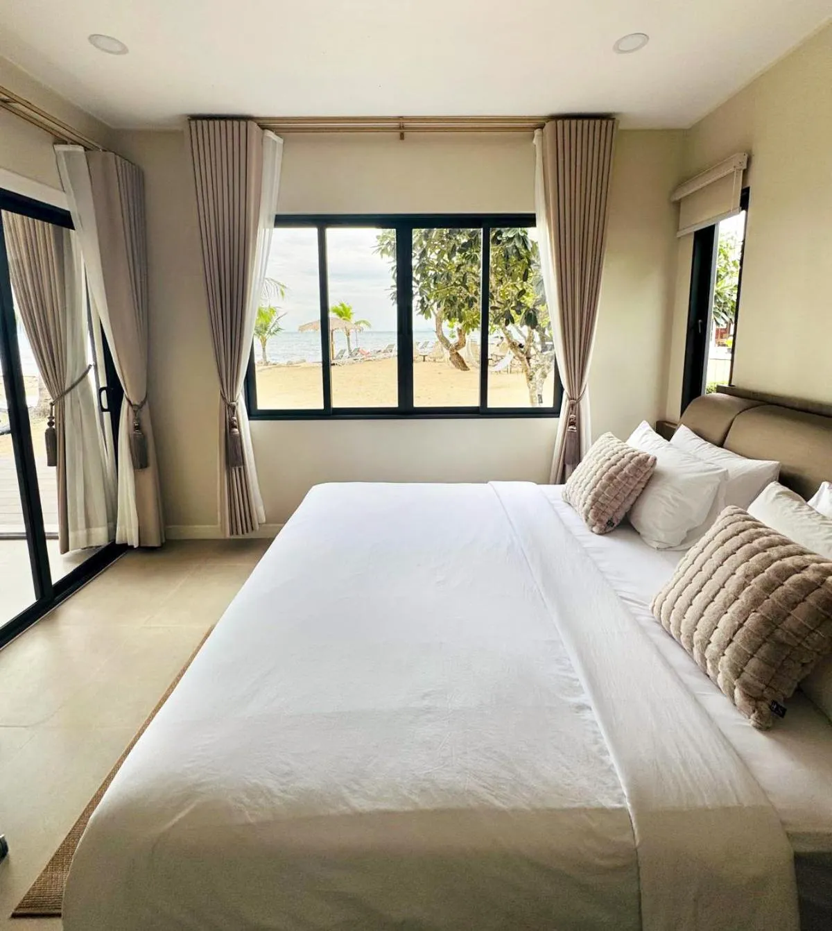 Bed in Sabaii Bay Resort