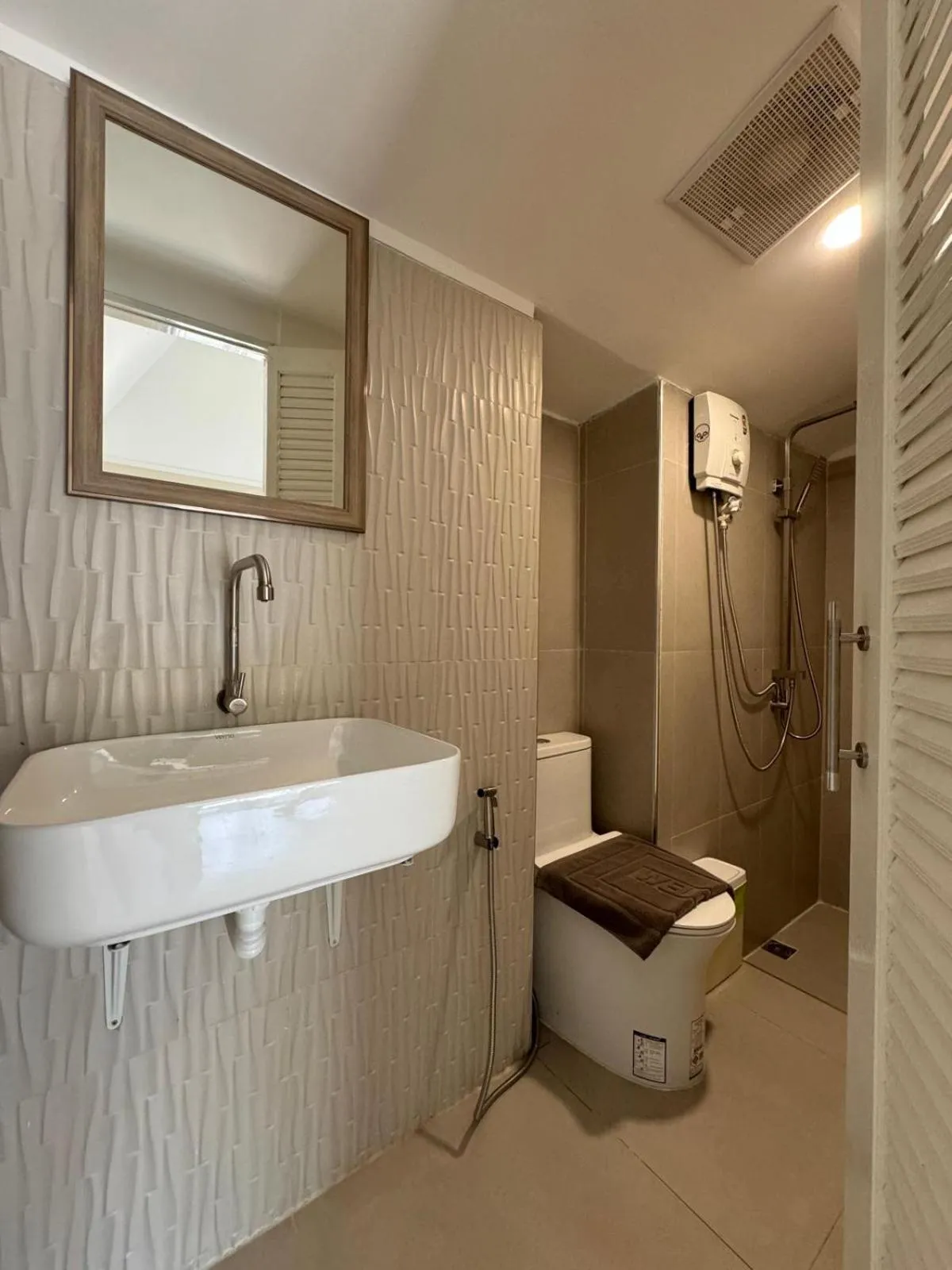 Shower in Sabaii Bay Resort