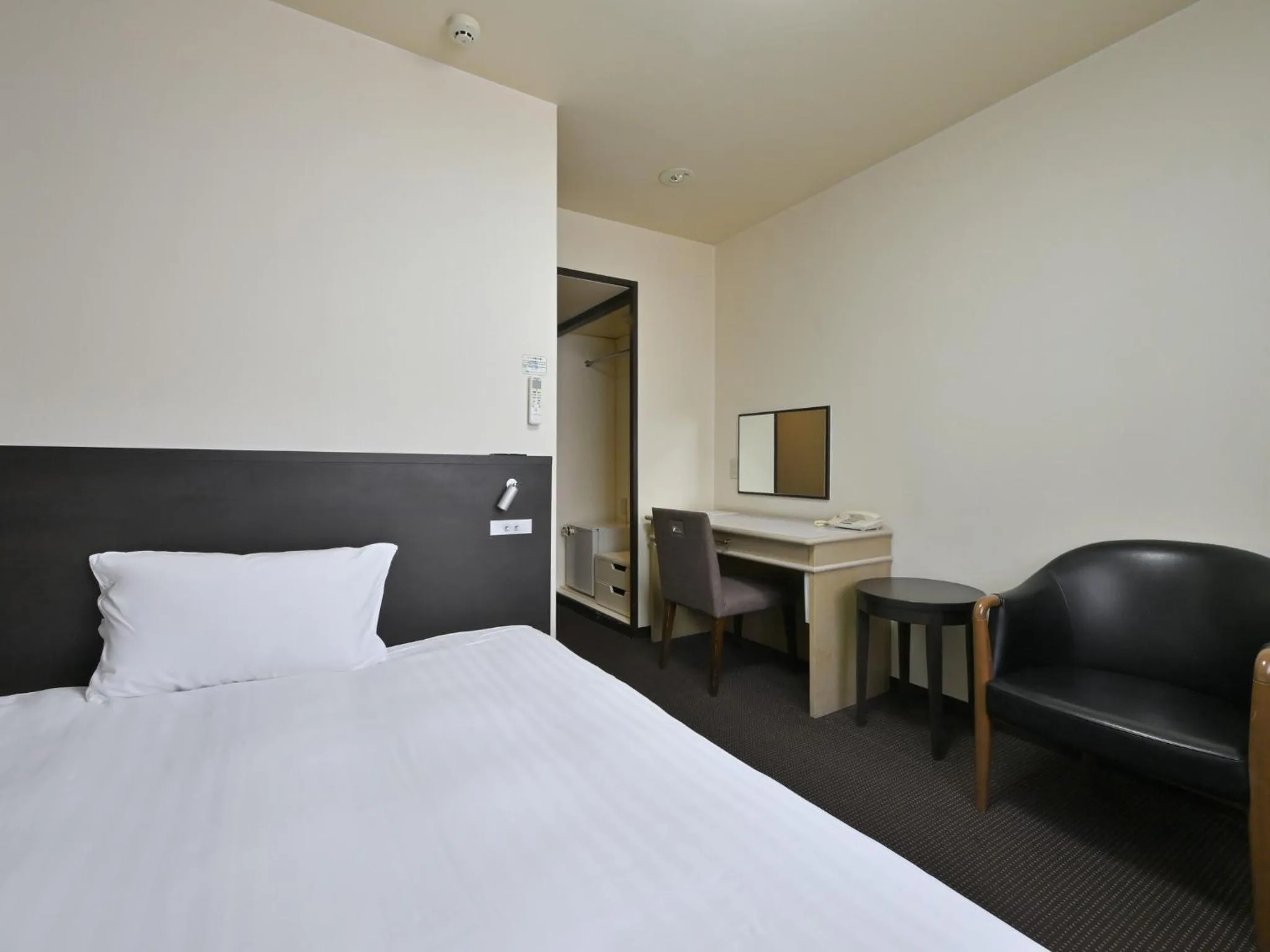 Photo of the whole room, Bed in Takamatsu Kokusai Hotel