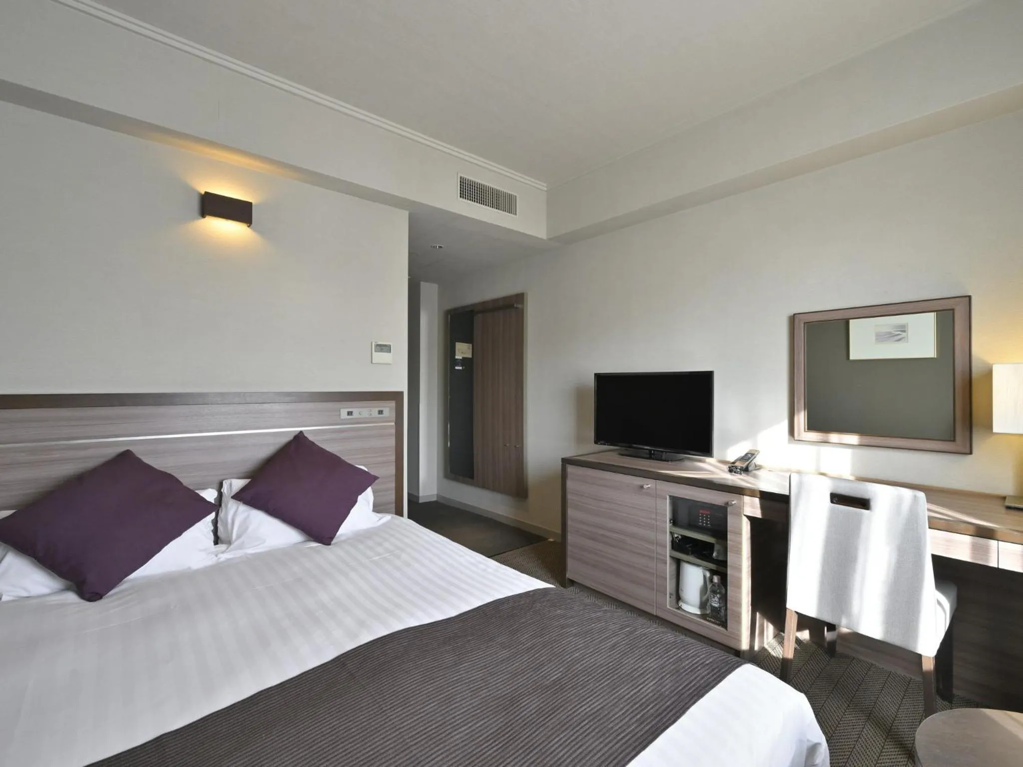 Photo of the whole room, Bed in Takamatsu Kokusai Hotel