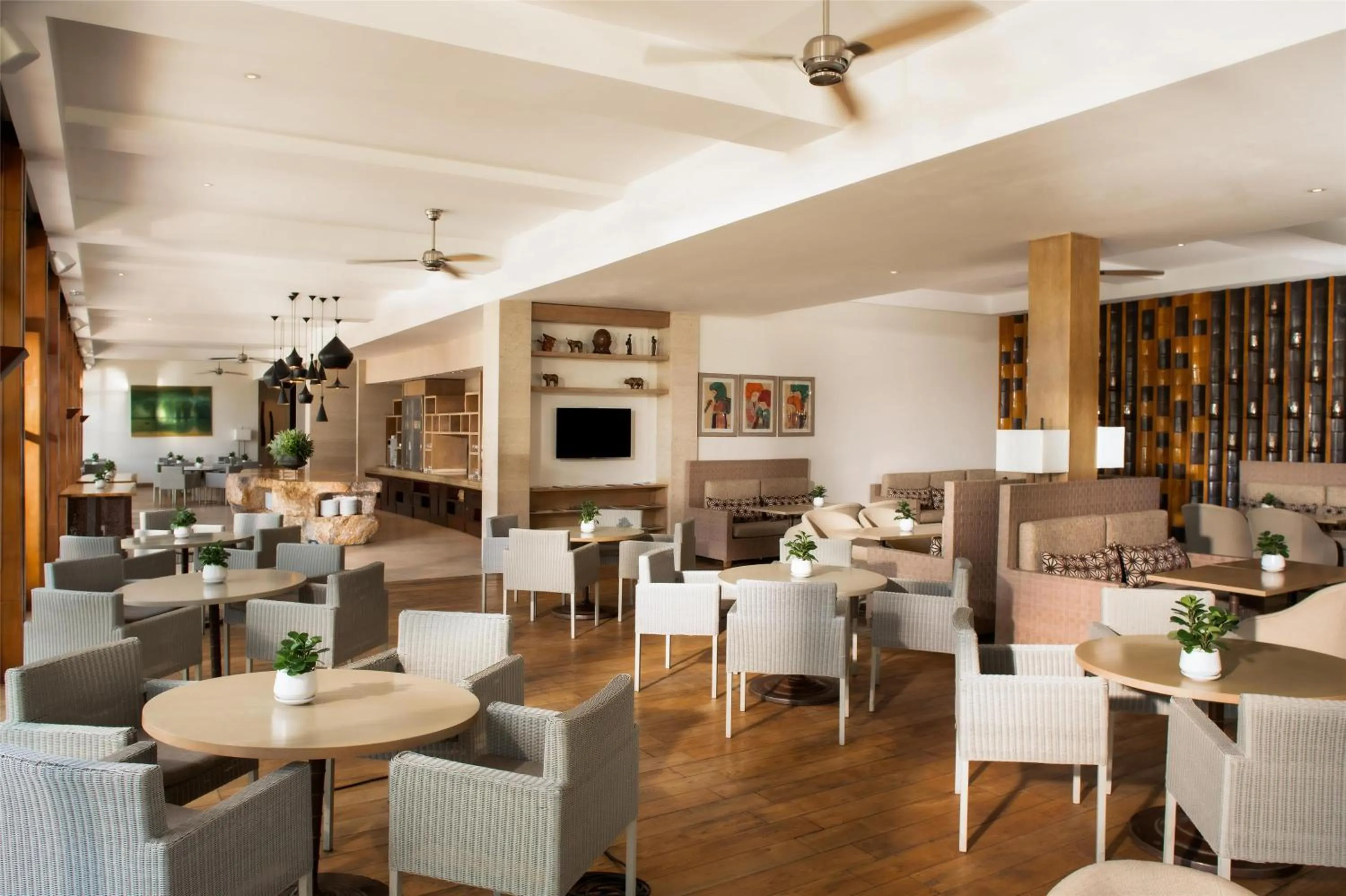 Lounge or bar in Hyatt Regency Danang Resort and Spa