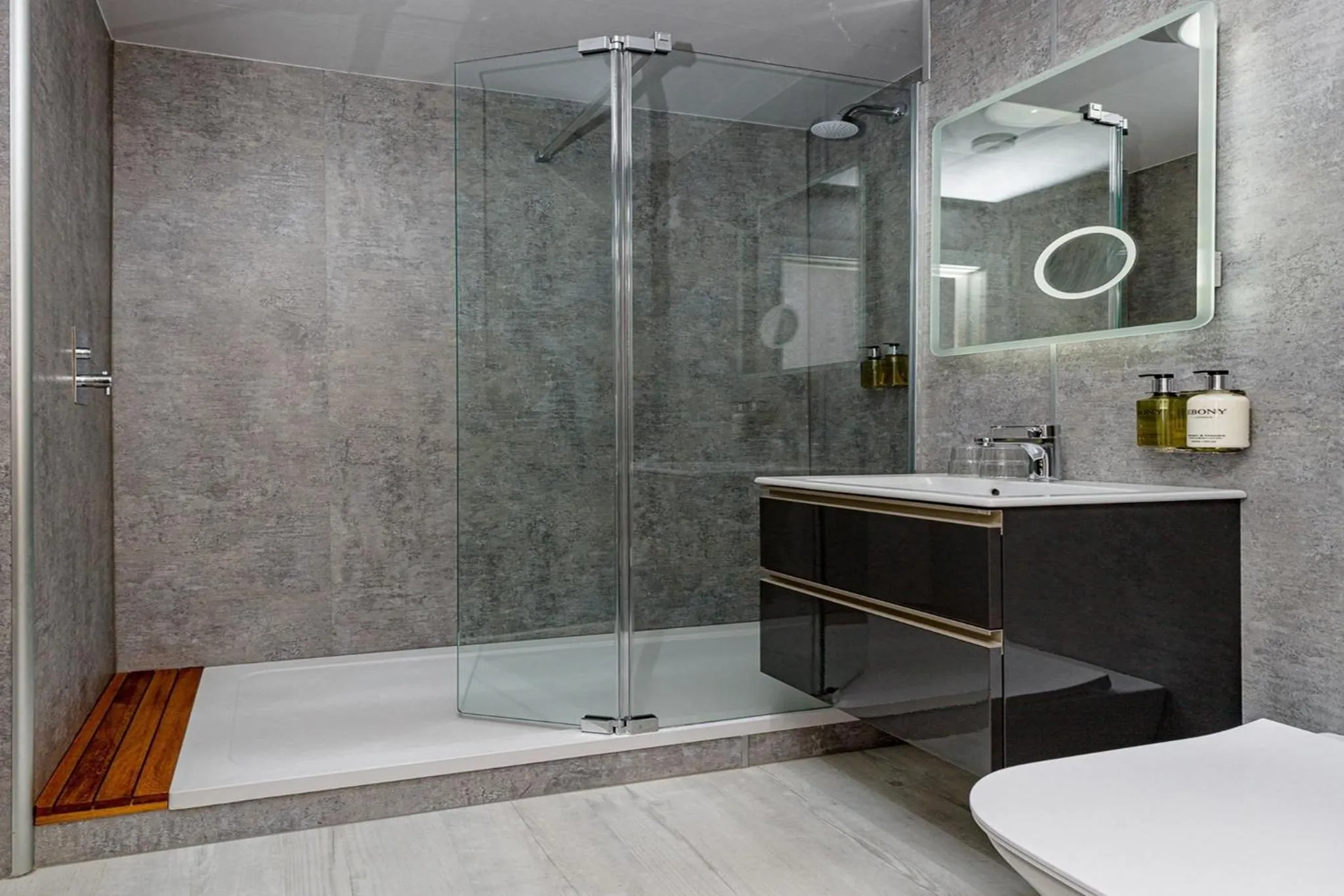 Shower in The Melbreak Hotel