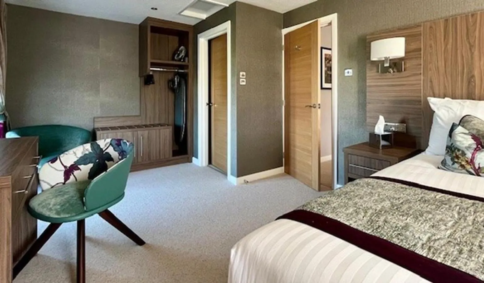 wardrobe, Bed in The Melbreak Hotel