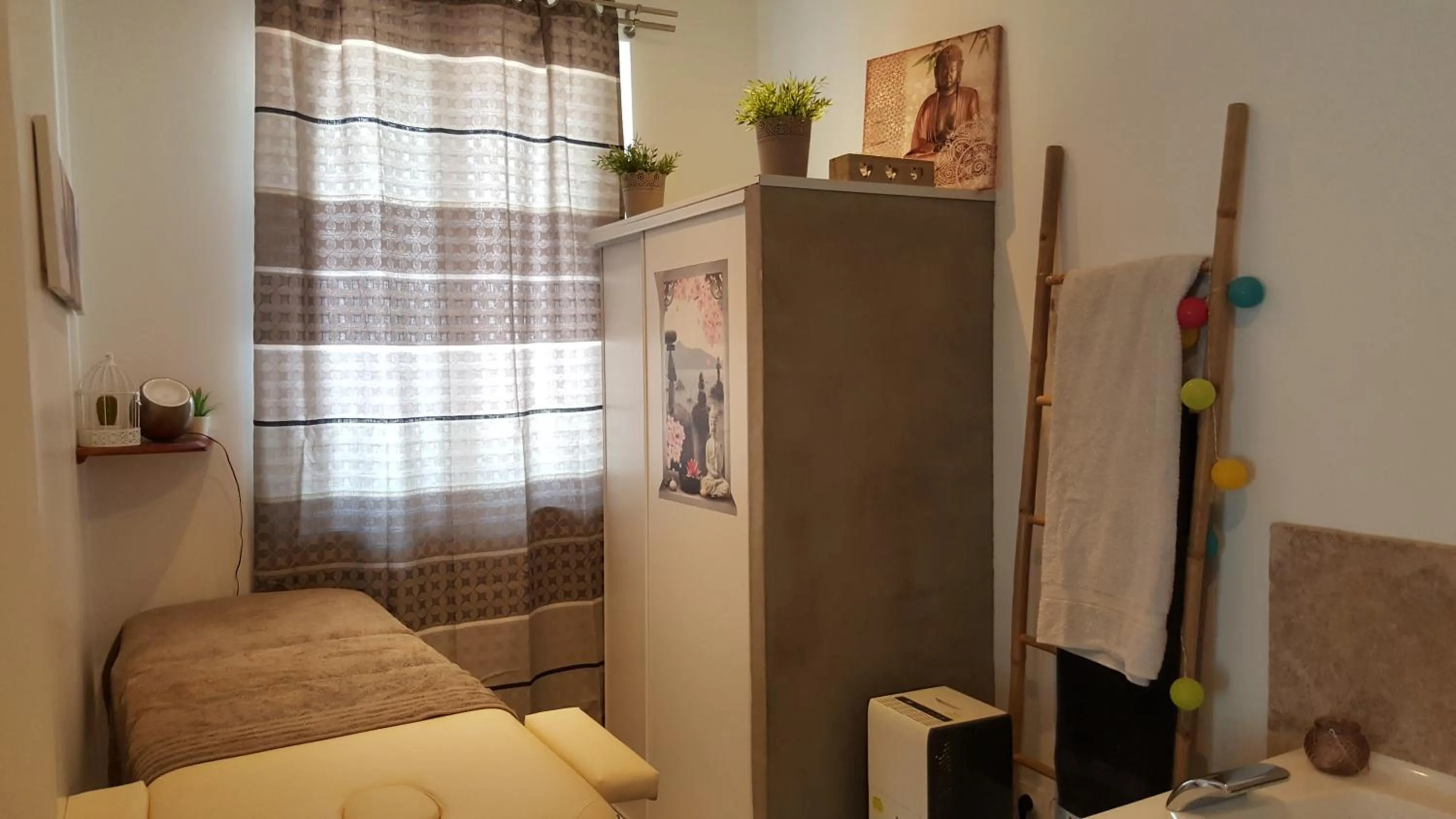 Massage, Bed in Le Mas Romantique avec Jacuzzi et Sauna privé