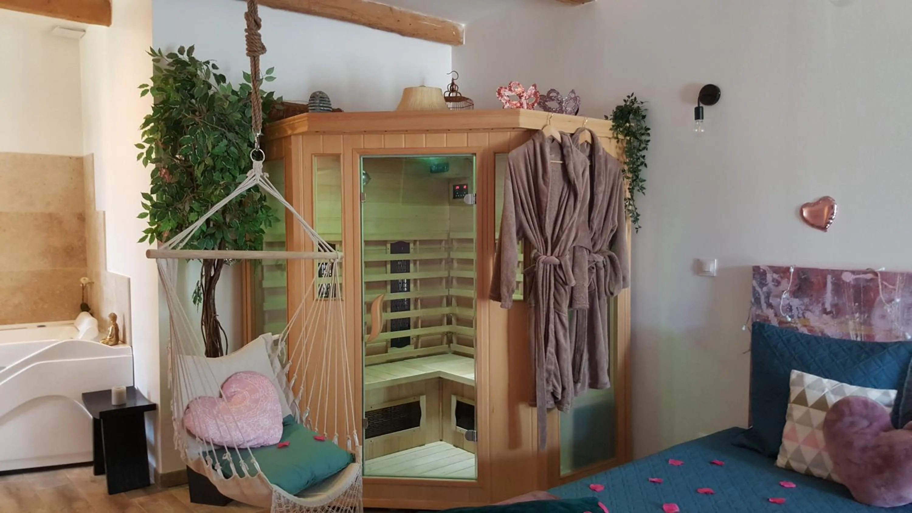 Spa and wellness centre/facilities, Bed in Le Mas Romantique avec Jacuzzi et Sauna privé