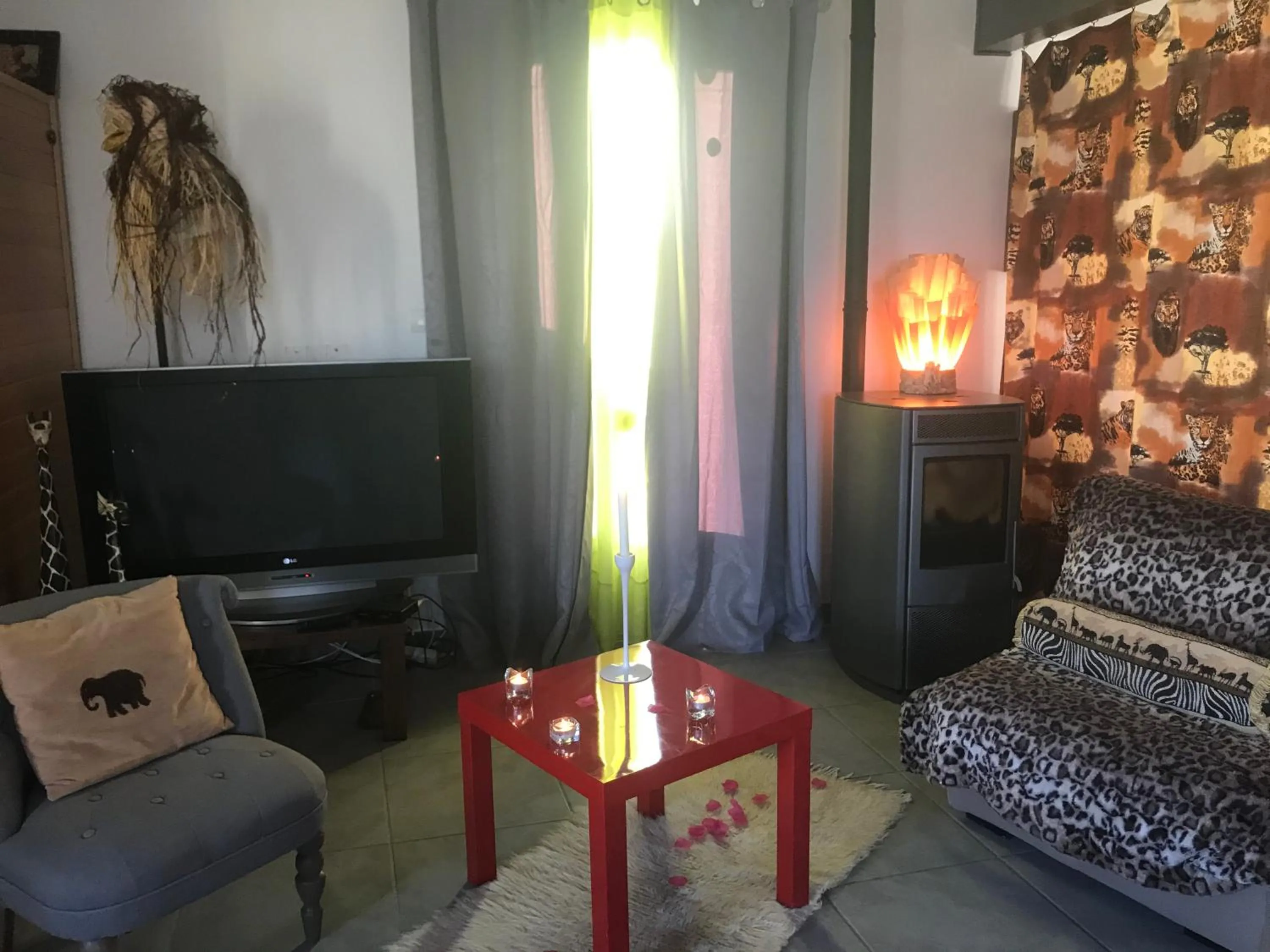 TV and multimedia in Le Mas Romantique avec Jacuzzi et Sauna privé