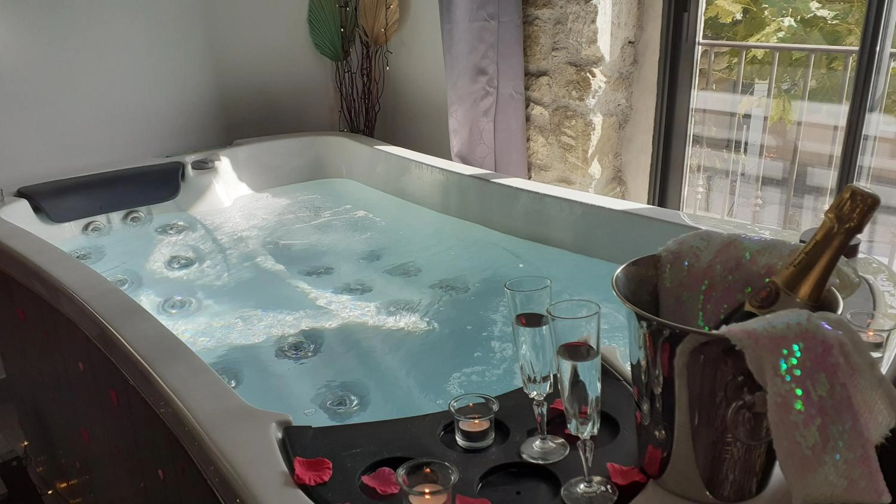 Sauna in Le Mas Romantique avec Jacuzzi et Sauna privé