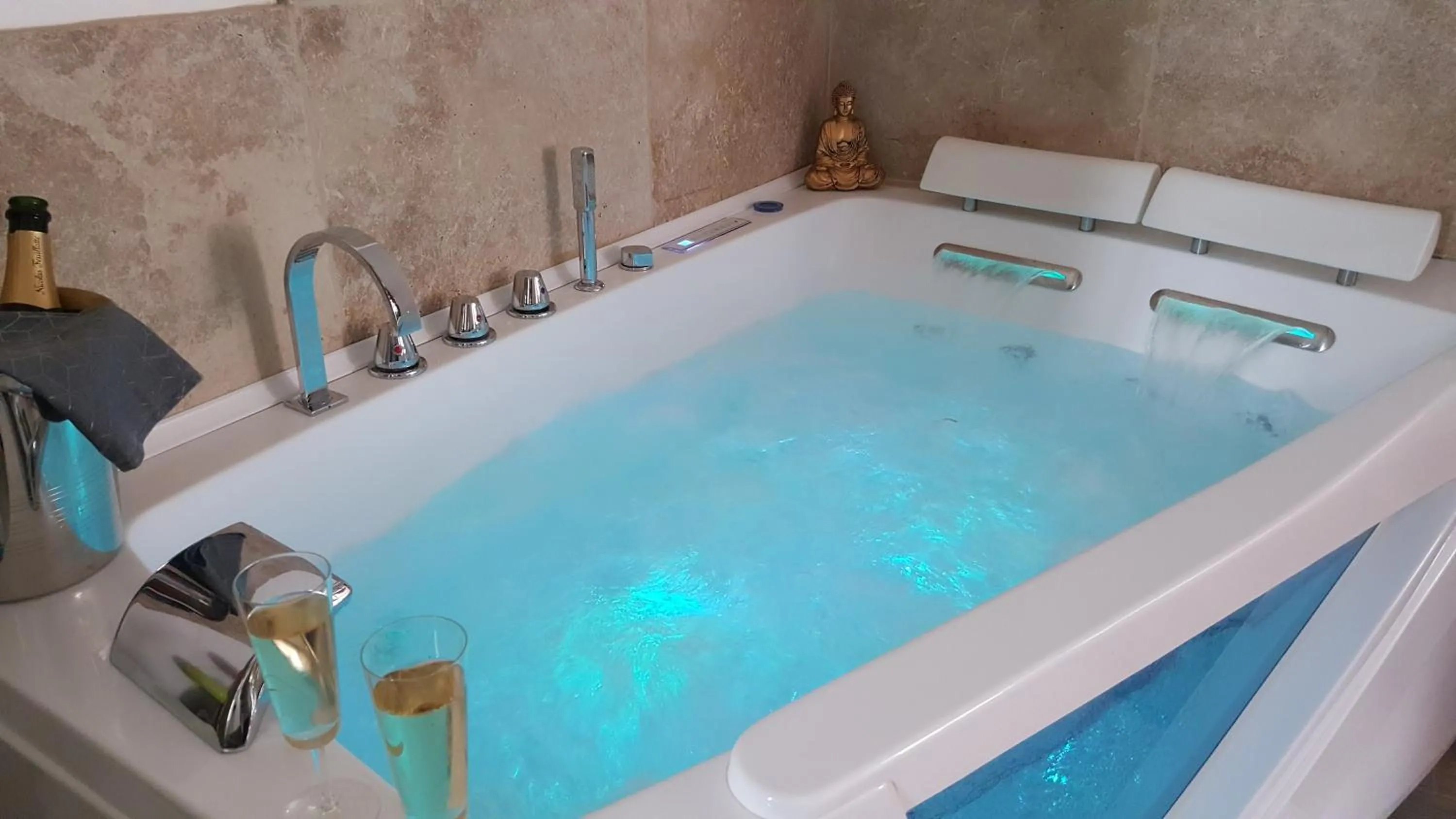 Hot Tub in Le Mas Romantique avec Jacuzzi et Sauna privé