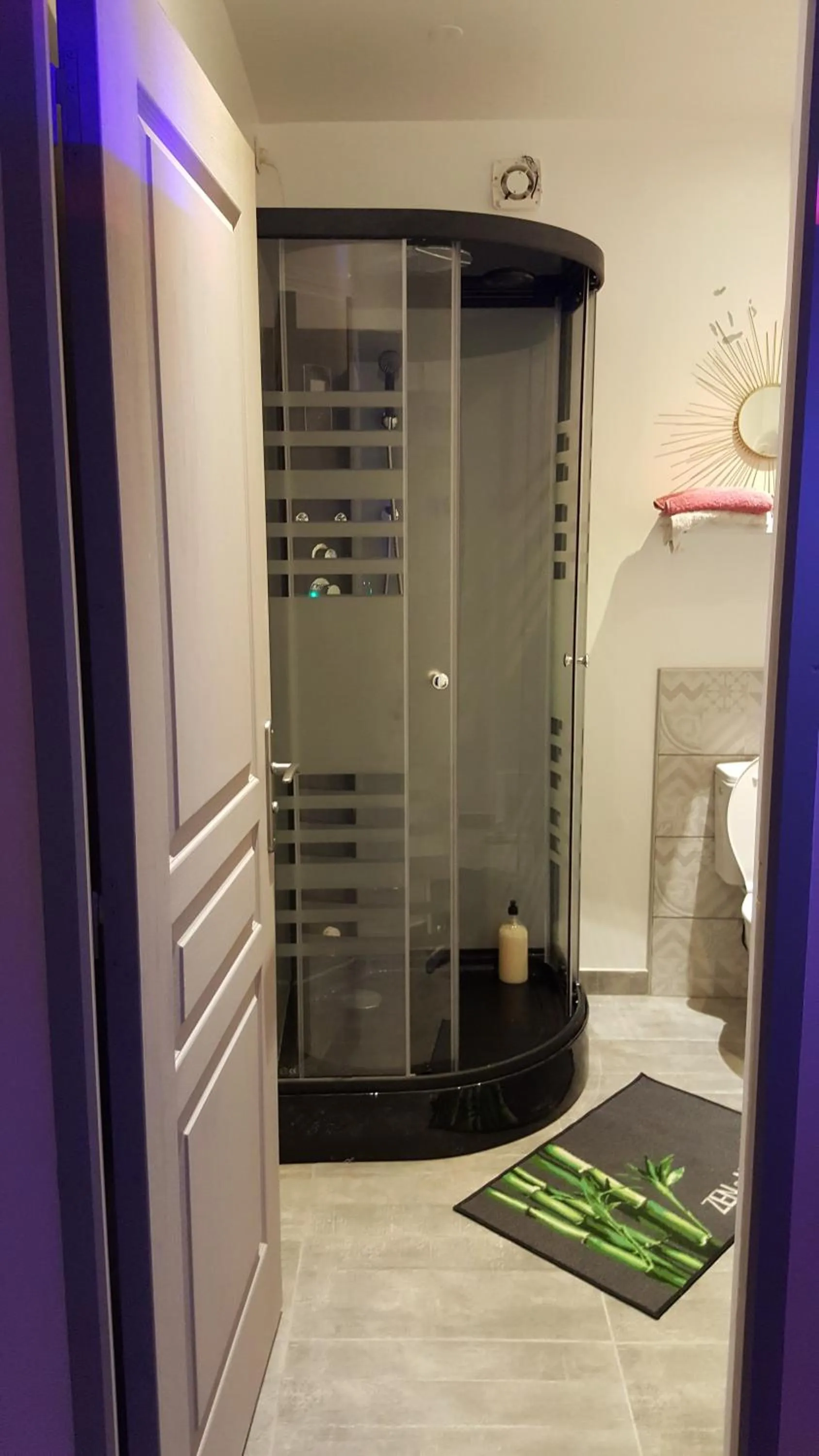 Shower in Le Mas Romantique avec Jacuzzi et Sauna privé