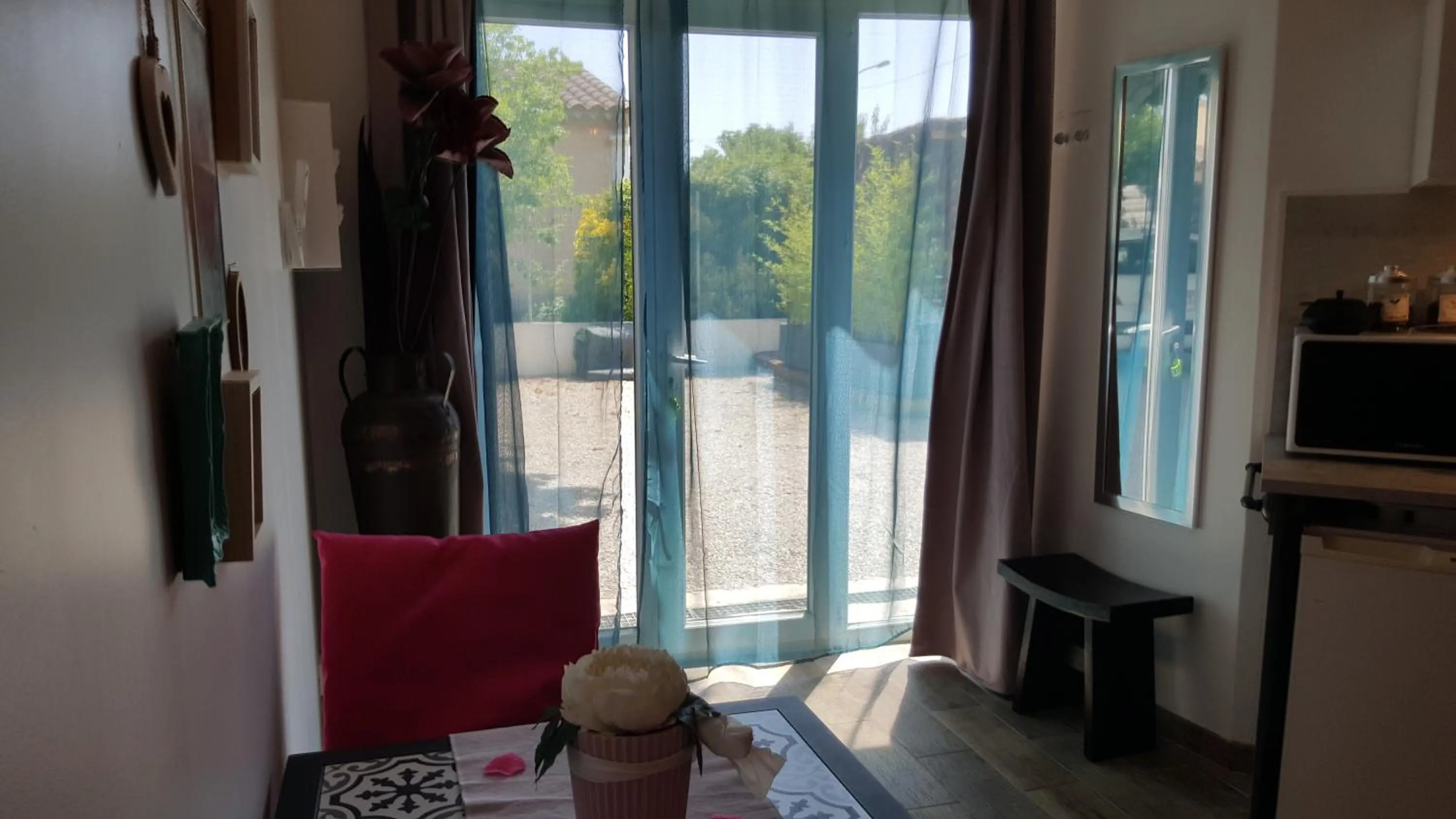 Garden view in Le Mas Romantique avec Jacuzzi et Sauna privé