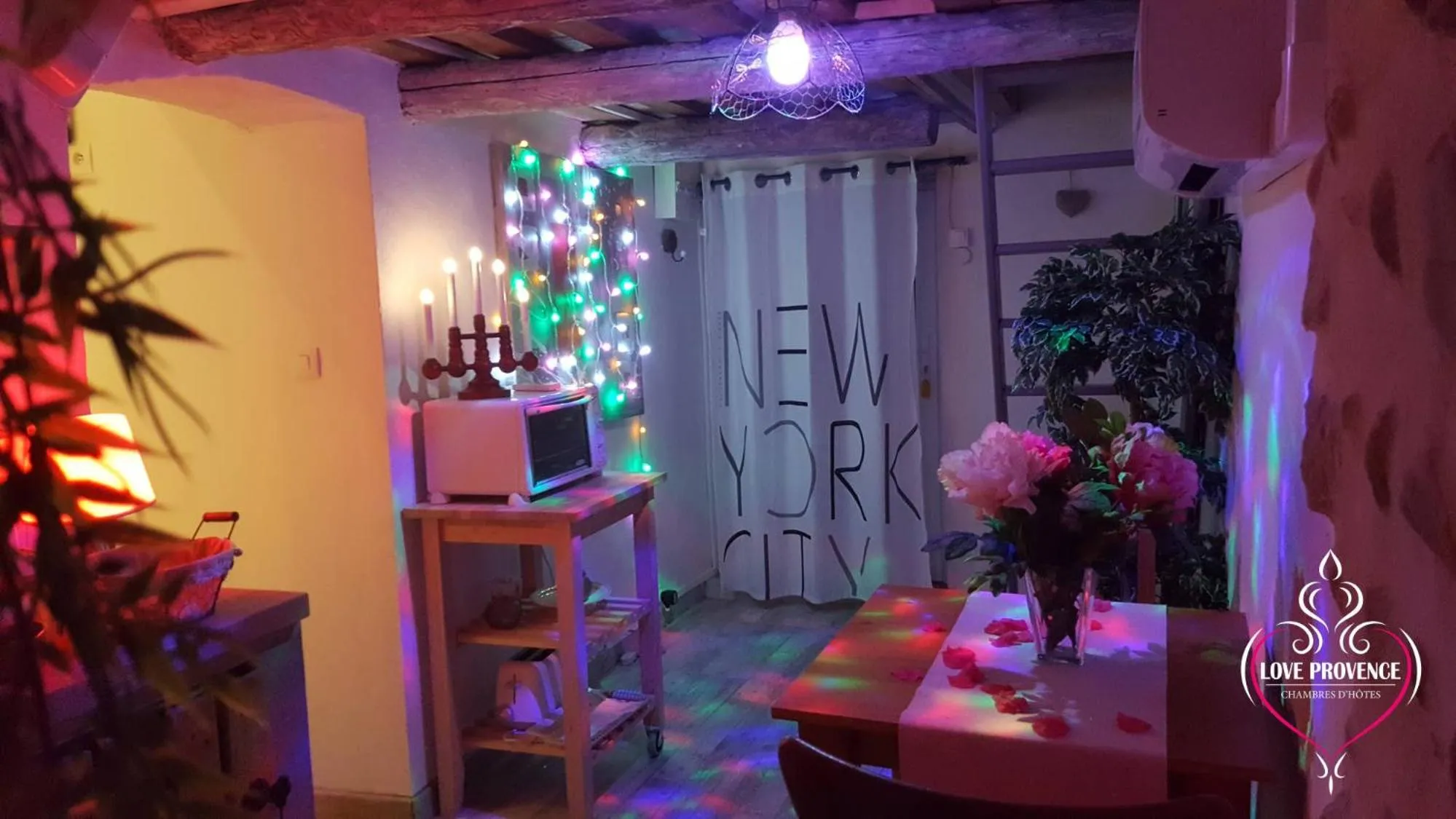 Living room in Le Mas Romantique avec Jacuzzi et Sauna privé