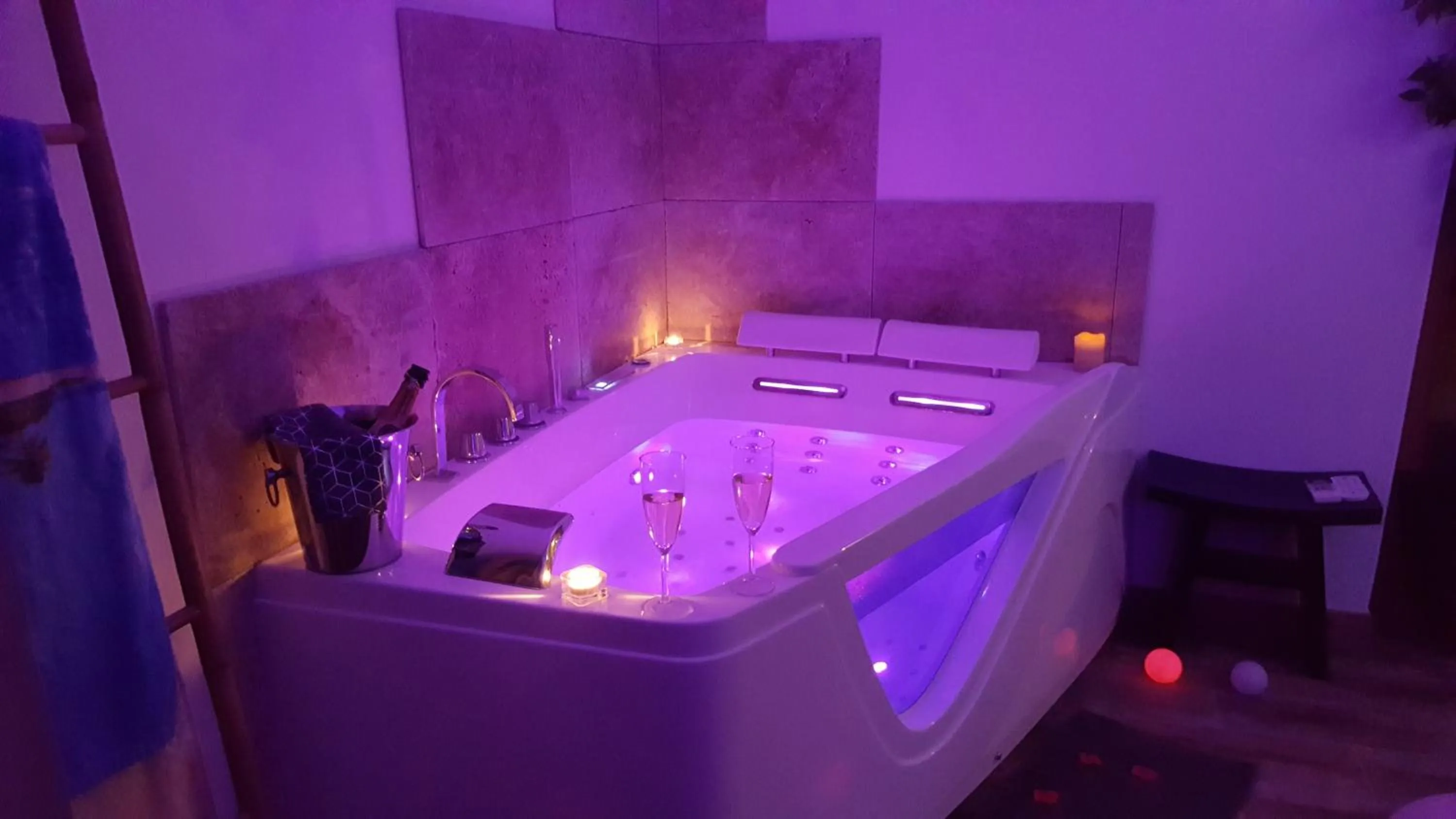 Hot Tub in Le Mas Romantique avec Jacuzzi et Sauna privé