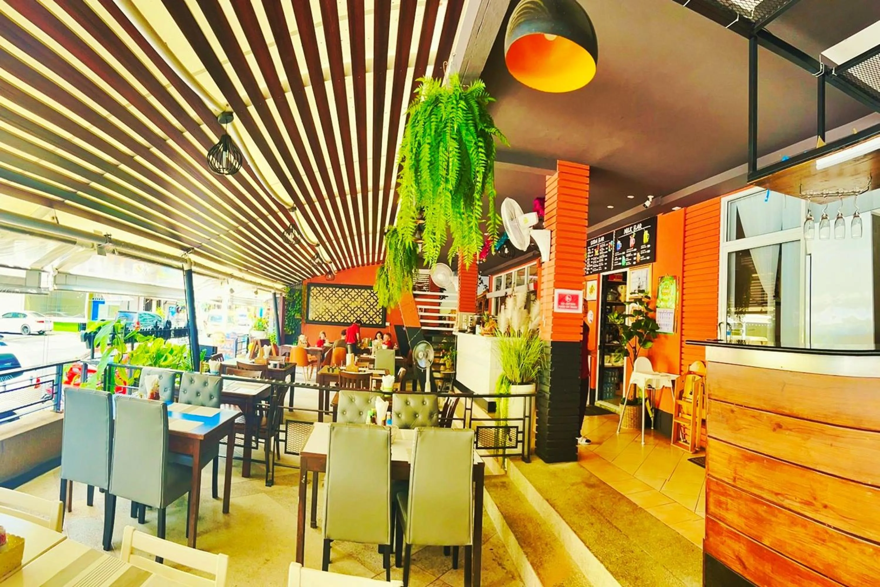 Restaurant/places to eat in Dome Resort SHA Plus