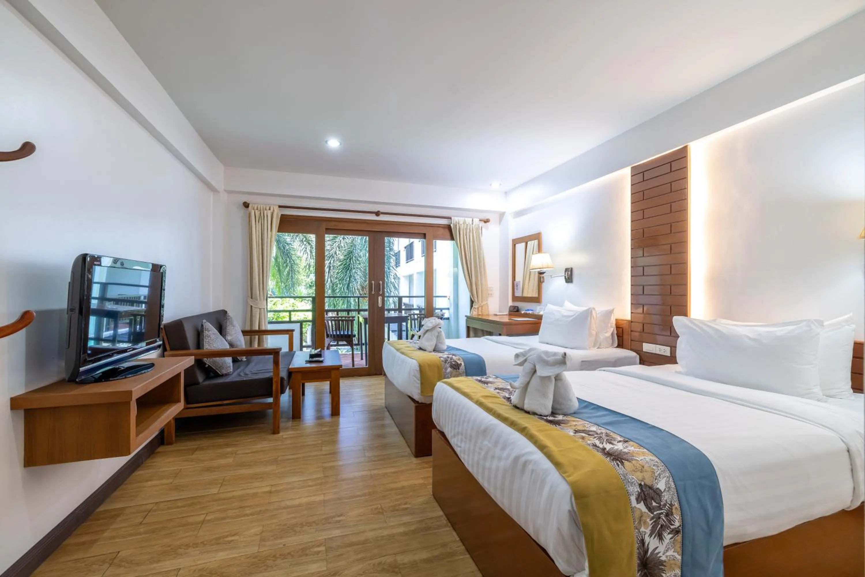 Communal lounge/ TV room, Bed in Phuket Meet Holiday Hotel-Rawai 普吉岛相遇花园度假酒店-拉威店