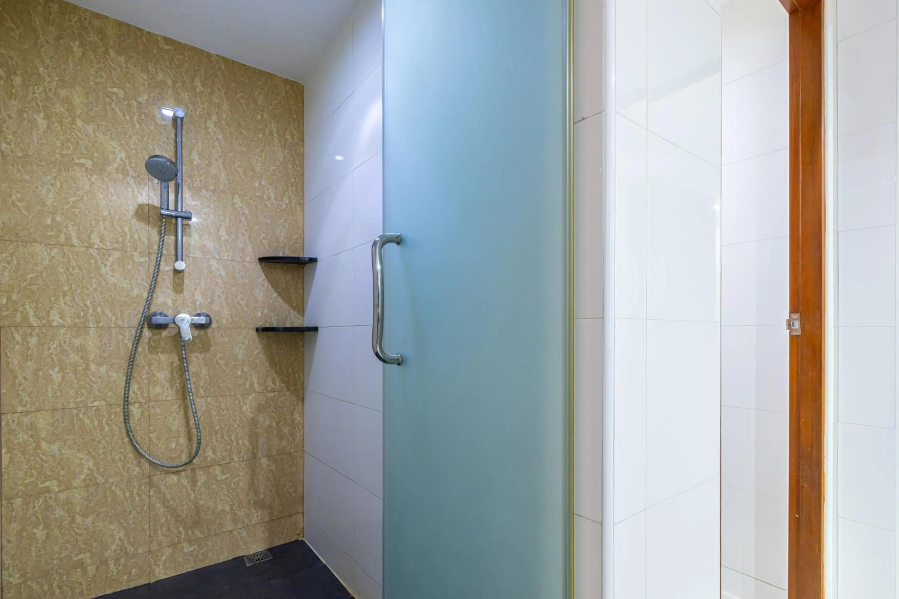 Shower in Phuket Meet Holiday Hotel-Rawai 普吉岛相遇花园度假酒店-拉威店