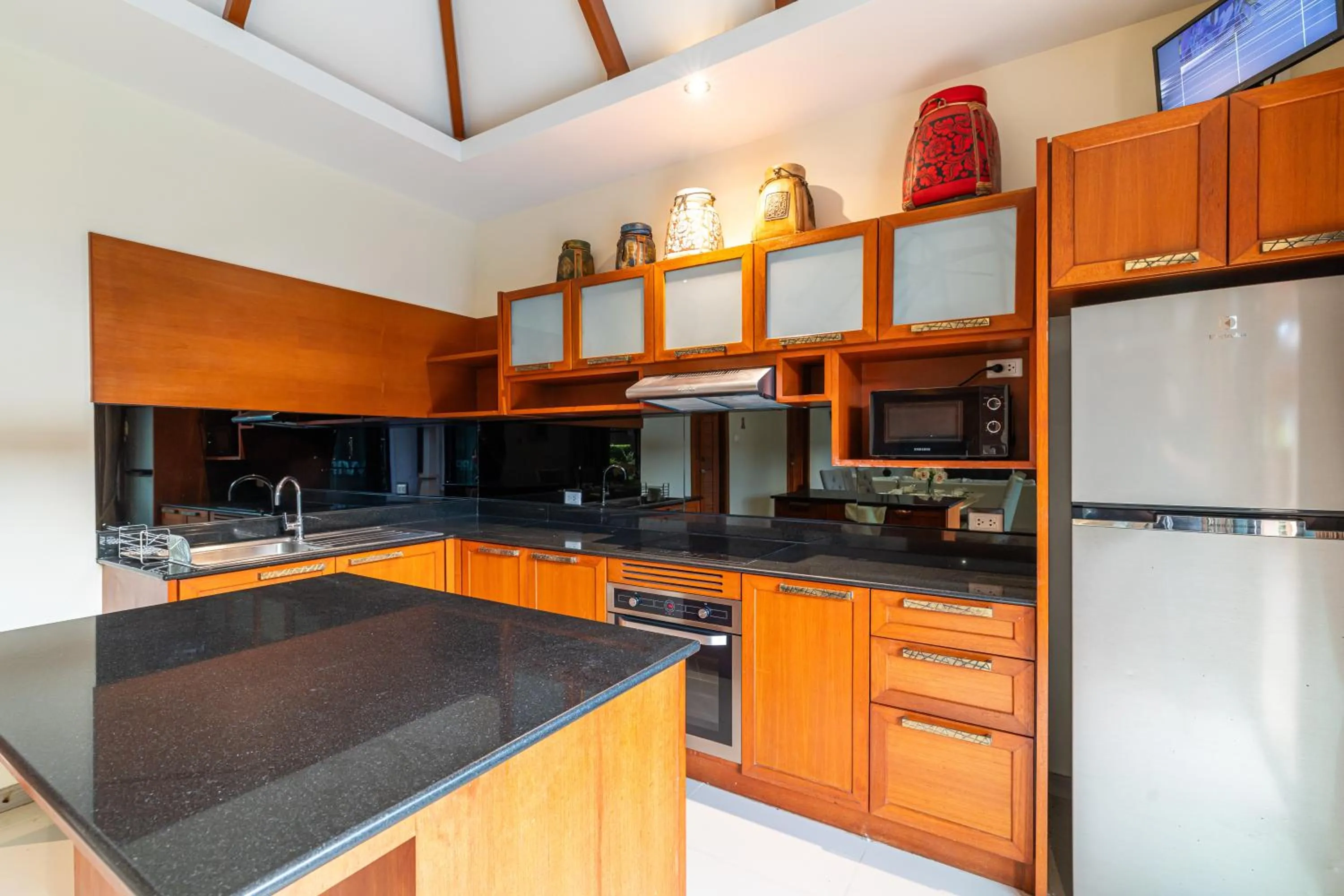 Kitchen or kitchenette in Phuket Meet Holiday Hotel-Rawai 普吉岛相遇花园度假酒店-拉威店