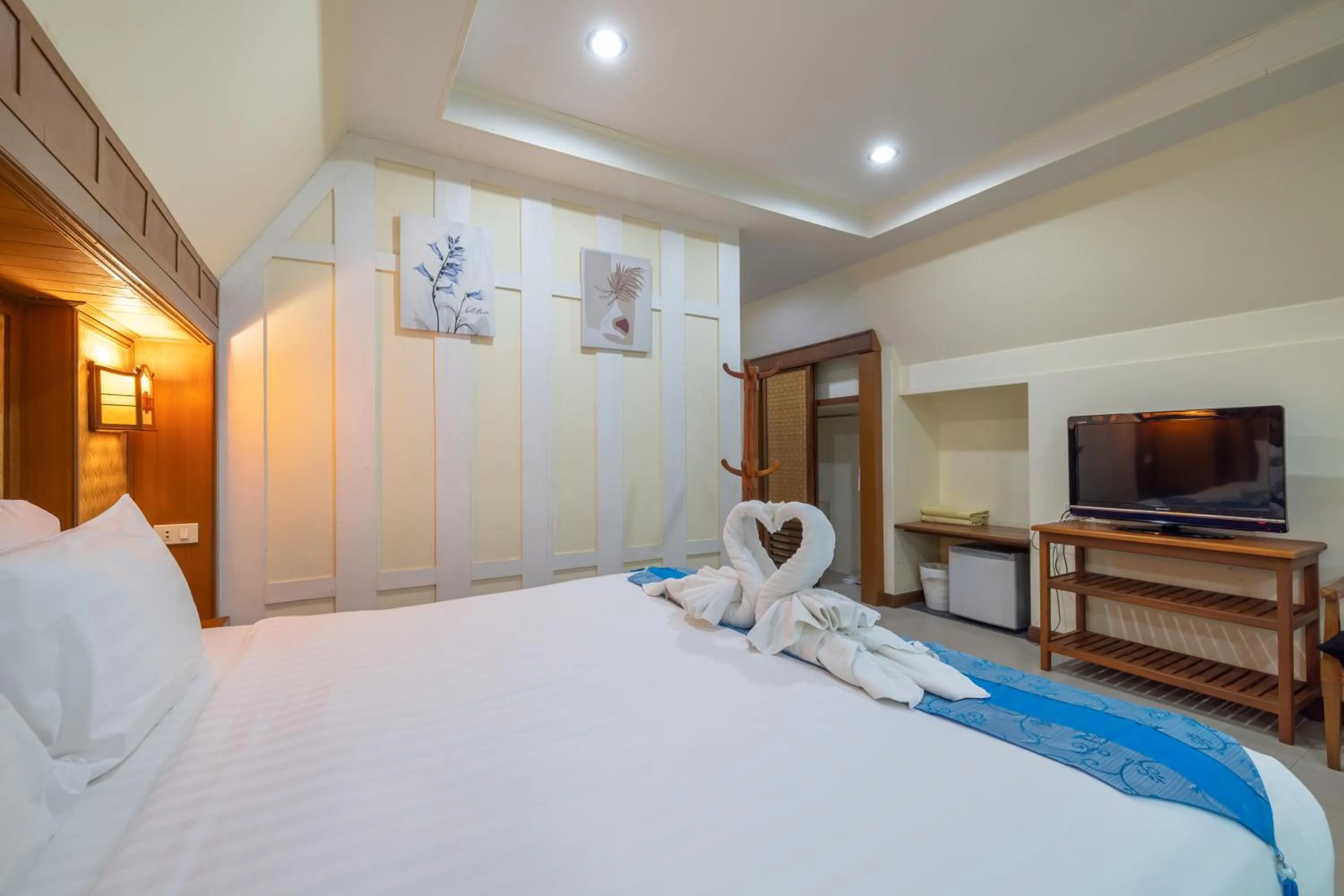 Communal lounge/ TV room, Bed in Phuket Meet Holiday Hotel-Rawai 普吉岛相遇花园度假酒店-拉威店