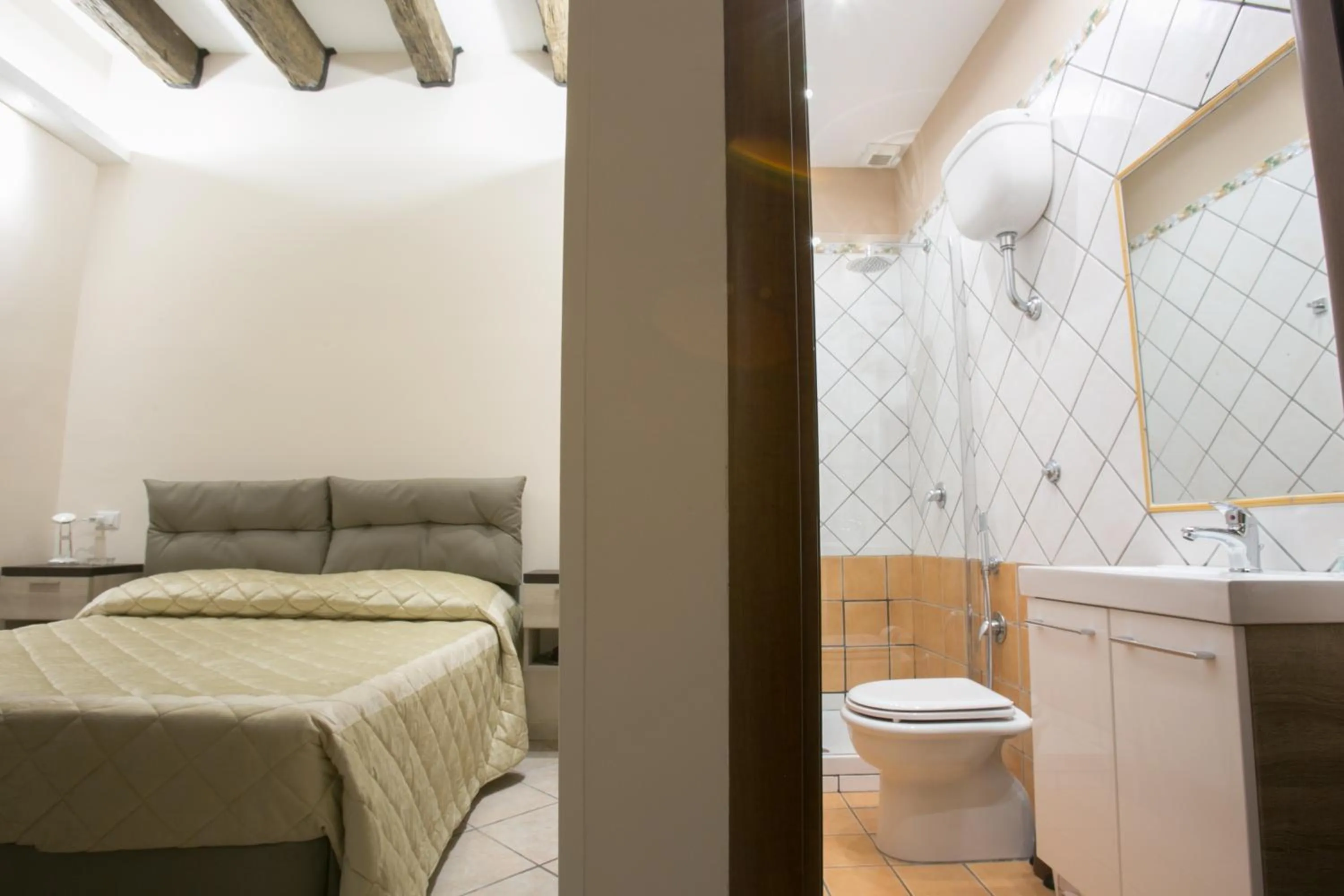 Photo of the whole room, Bed in Hotel la Fenice