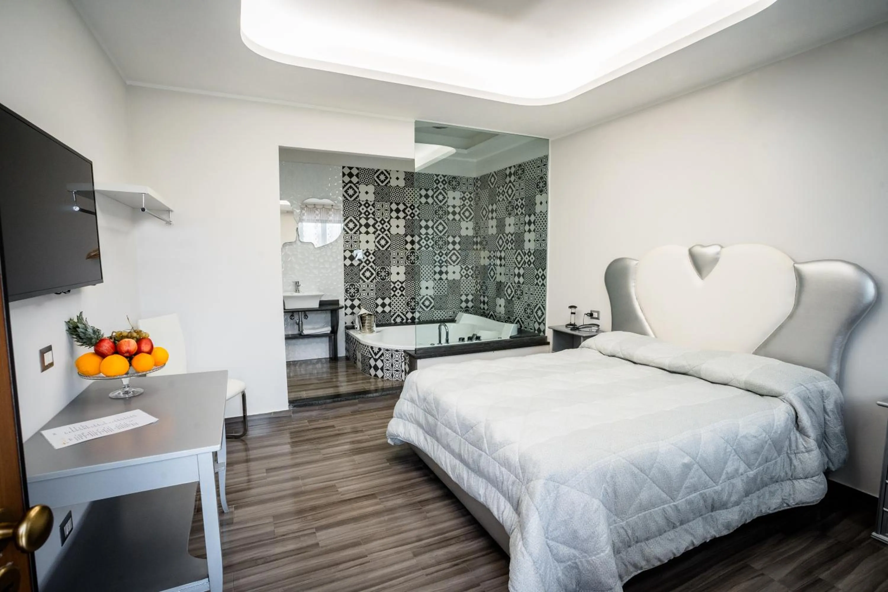 Photo of the whole room, Bed in Hotel la Fenice