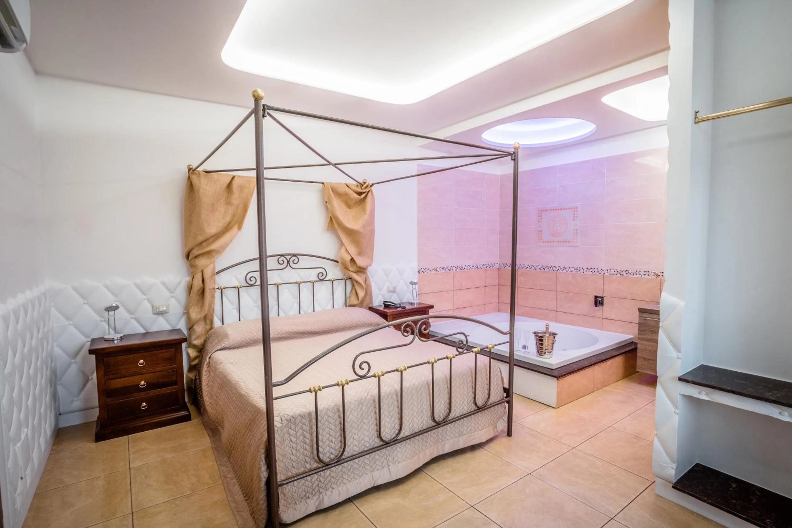 Bedroom, Bed in Hotel la Fenice