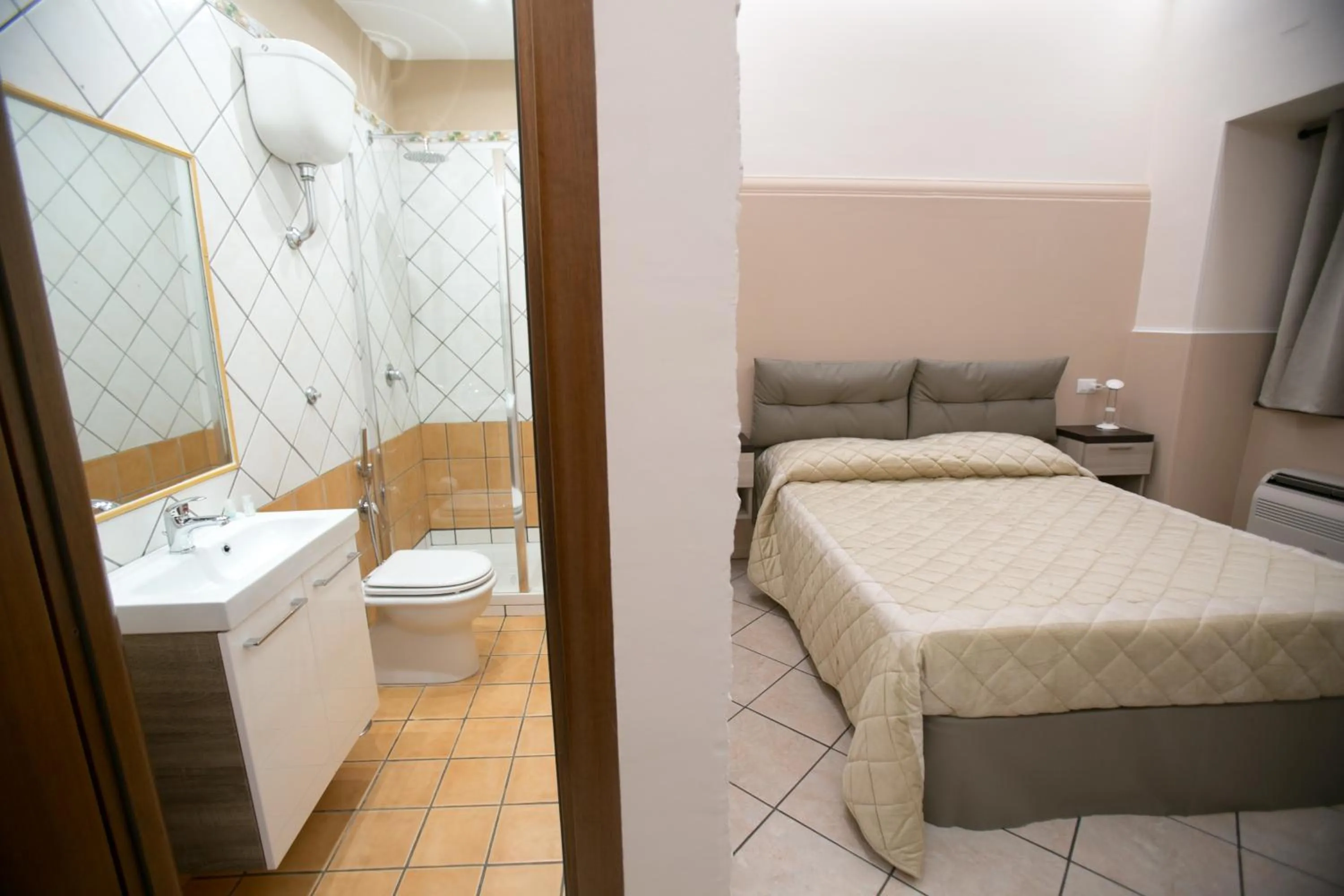 Bathroom, Bed in Hotel la Fenice