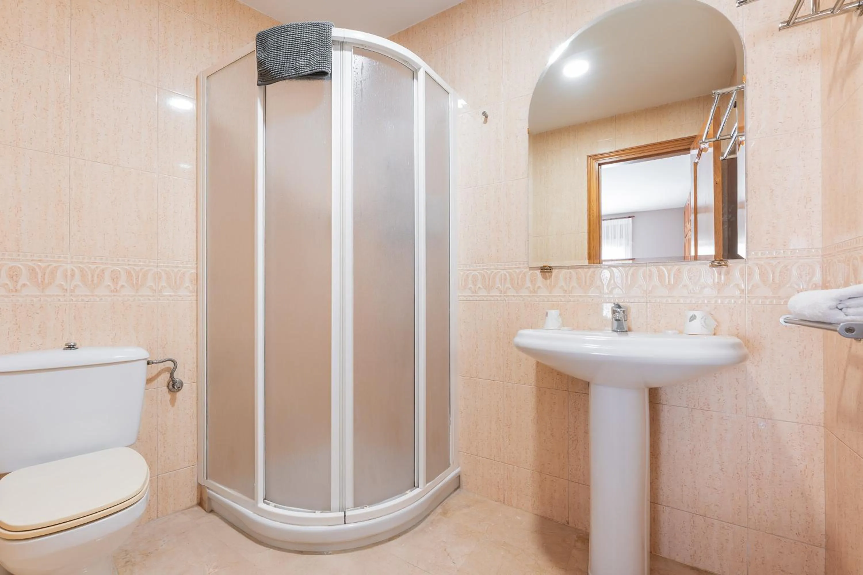 Shower in Hostal El Bugar