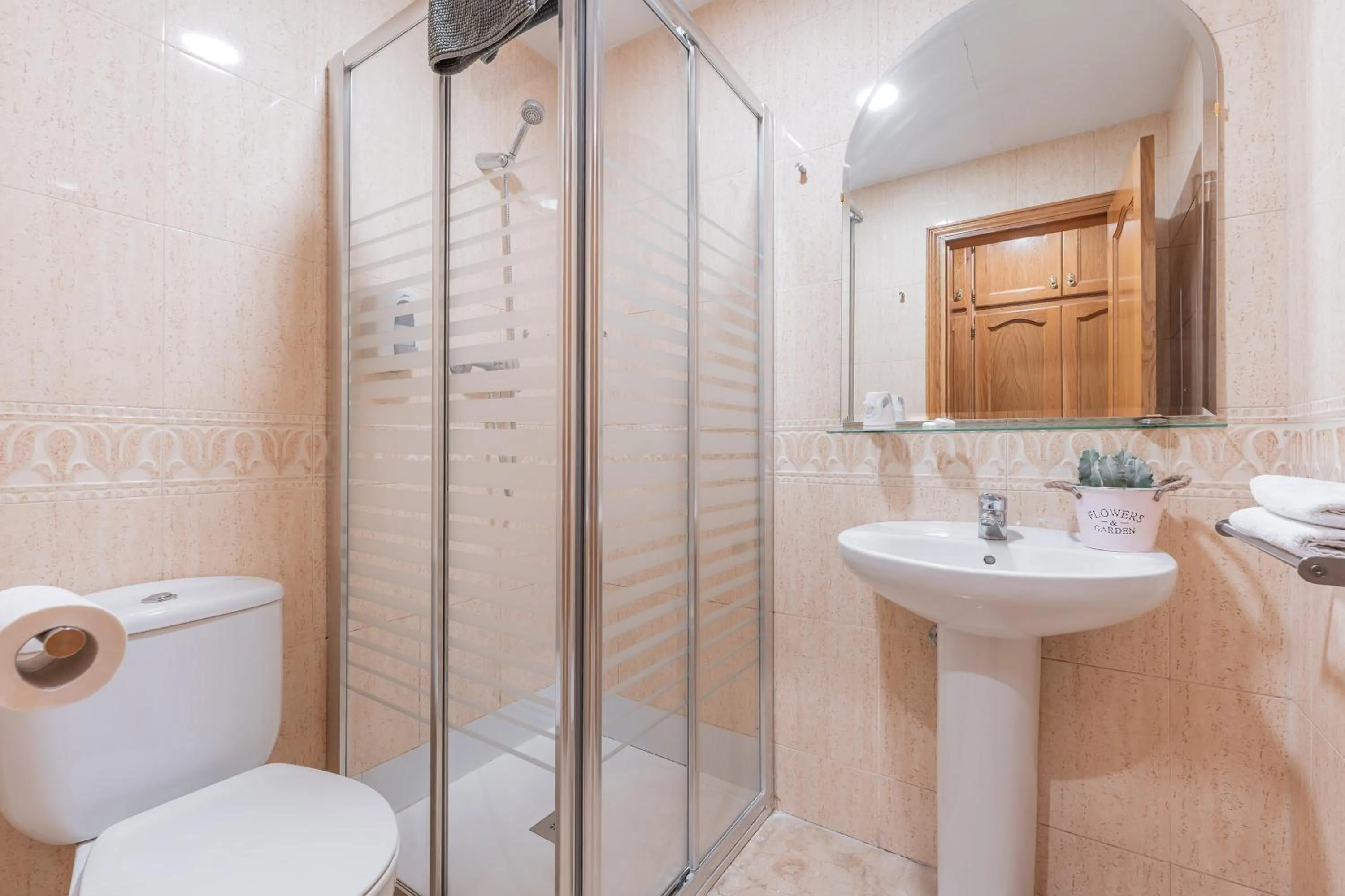 Shower in Hostal El Bugar