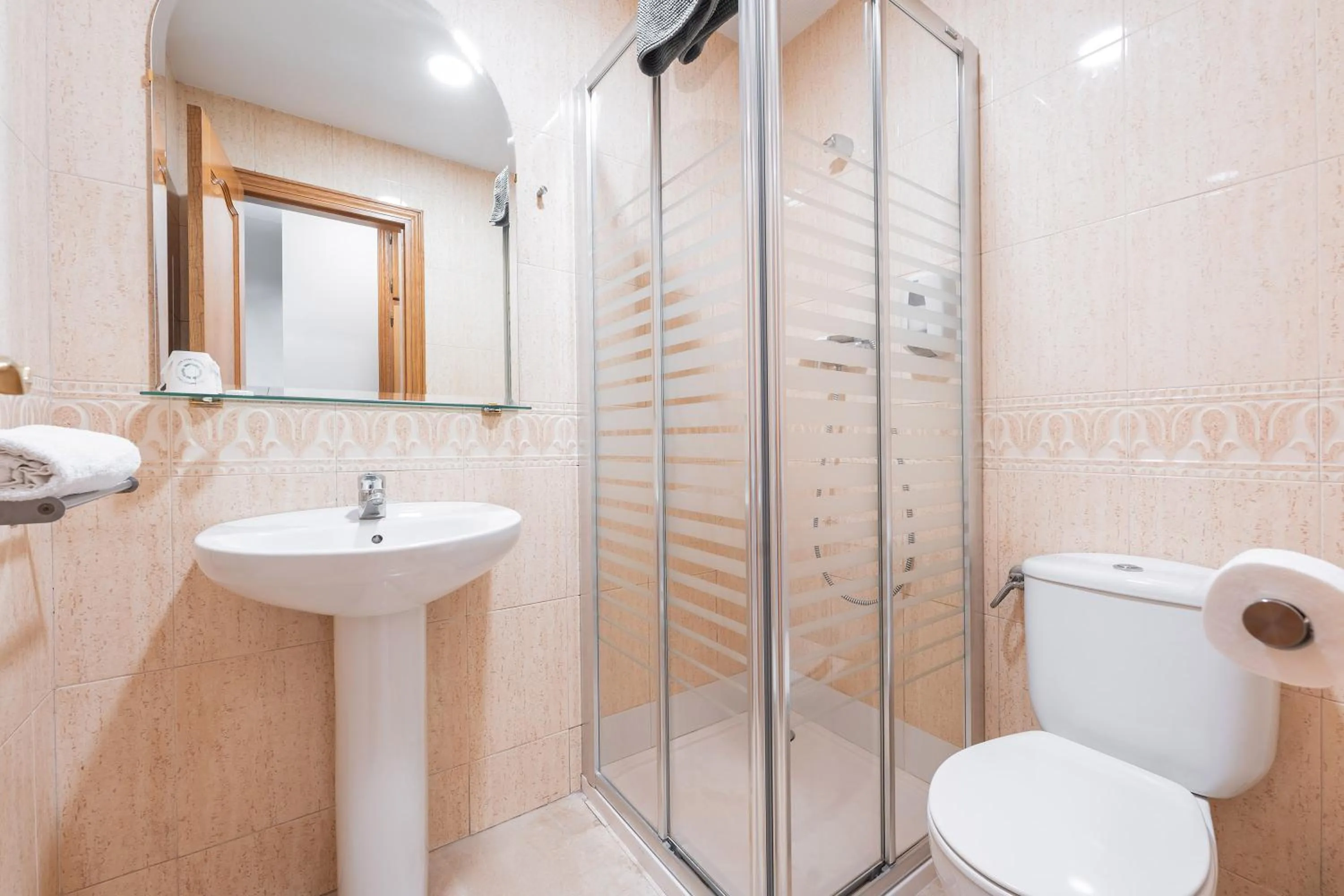 Shower in Hostal El Bugar