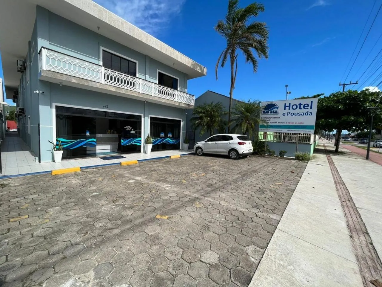 Property building in Hotel Pousada Mar Azul