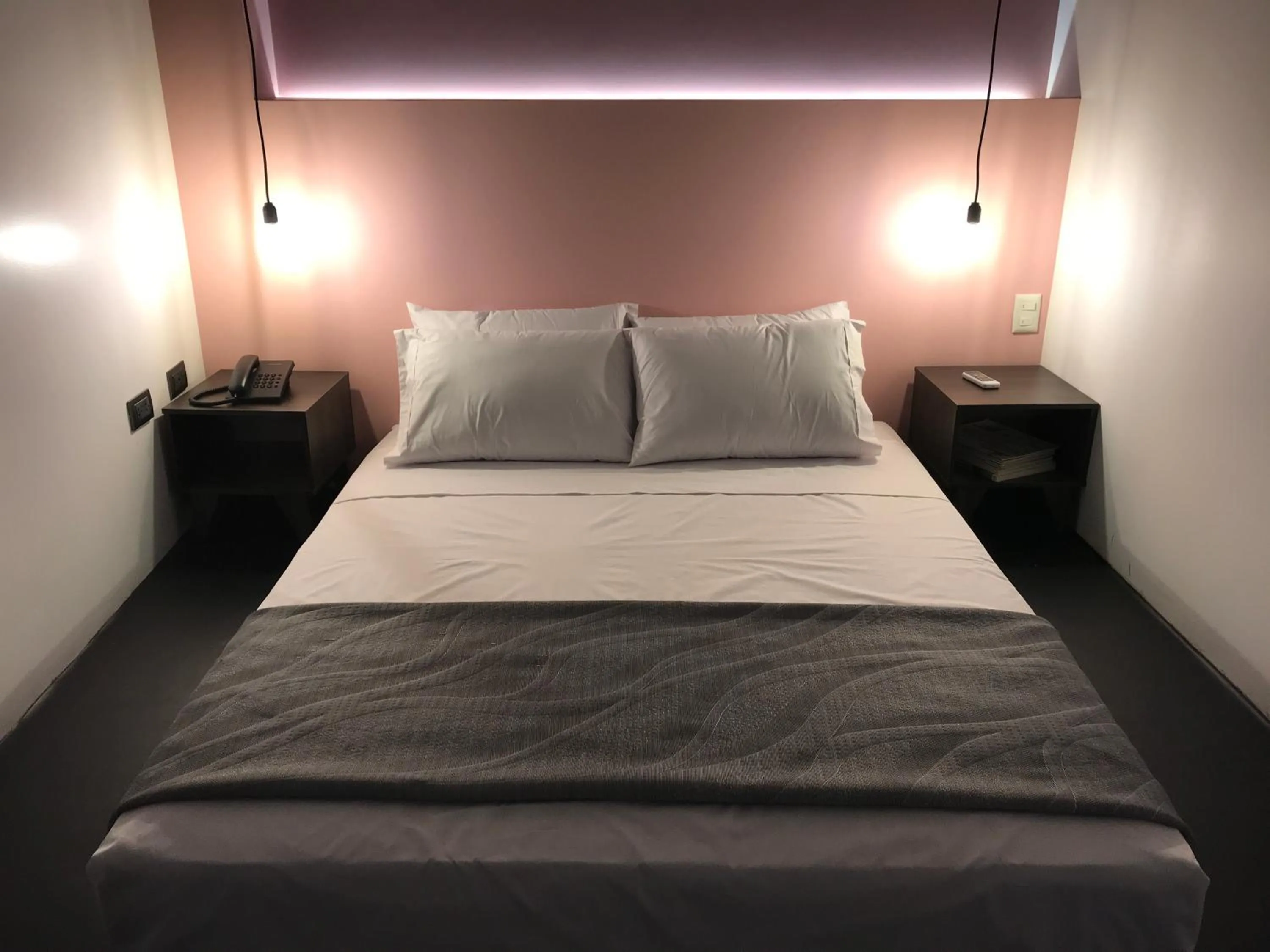 Shower, Bed in Hotel G