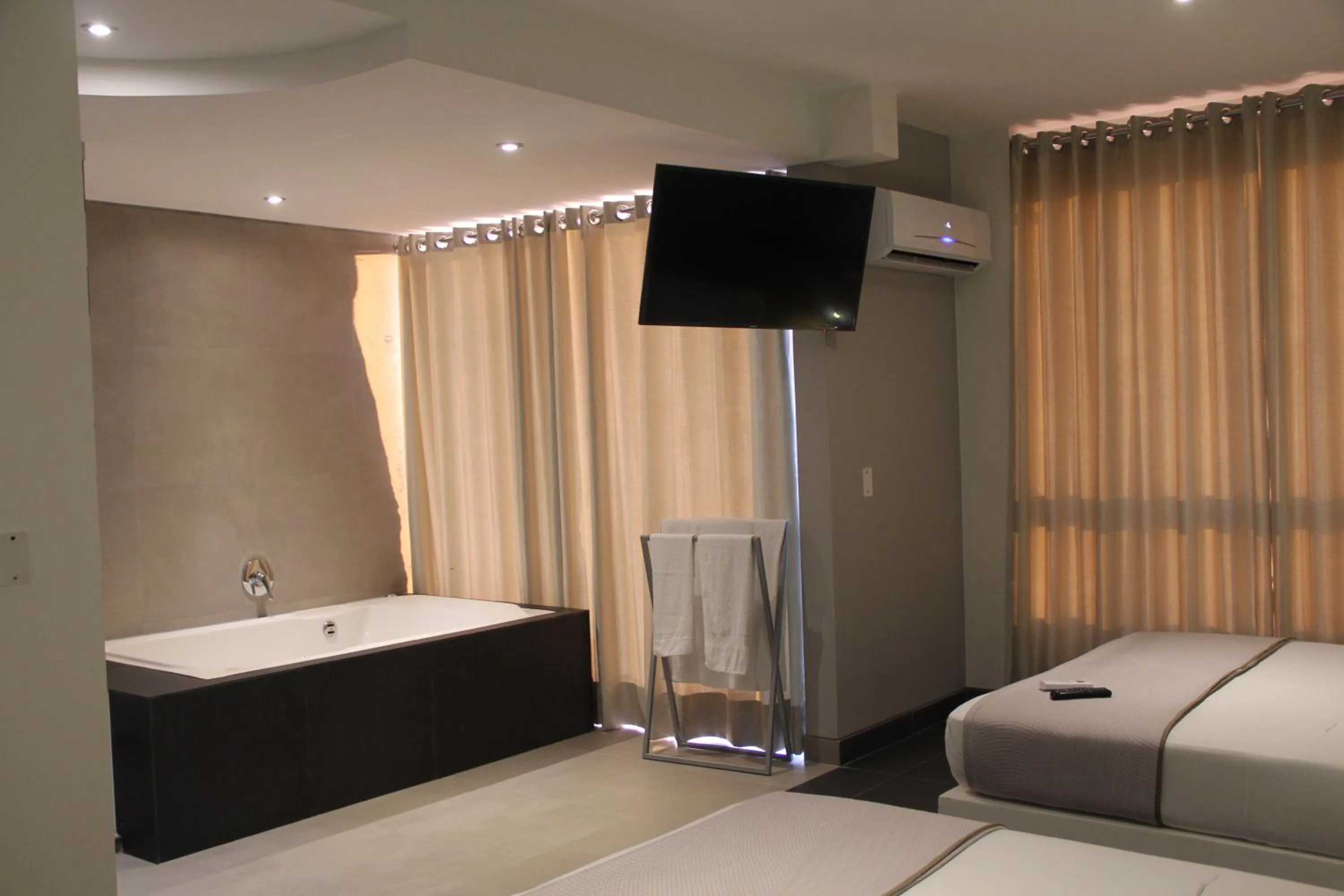 Shower, Bed in Hotel G