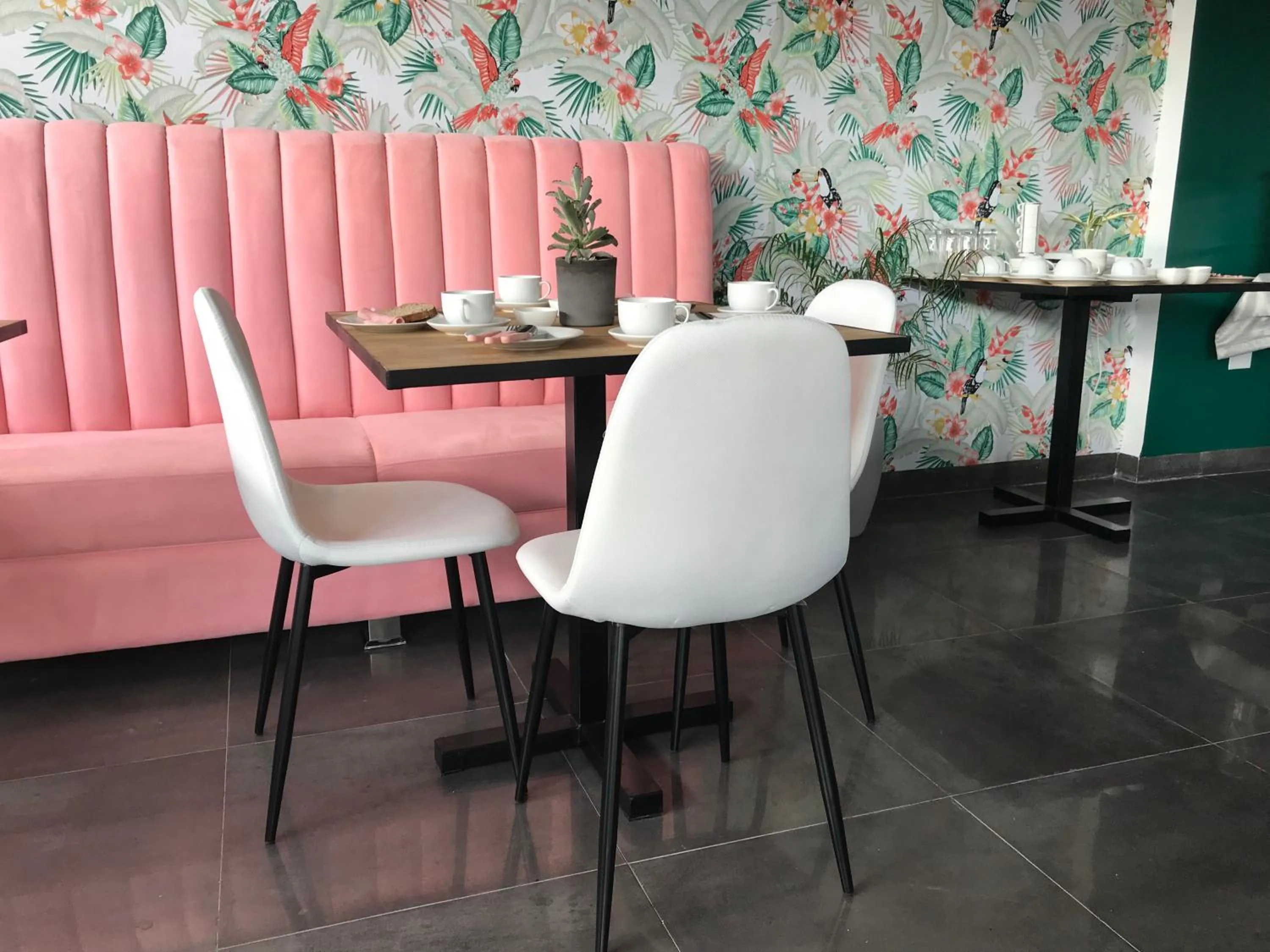 Restaurant/places to eat in Hotel G