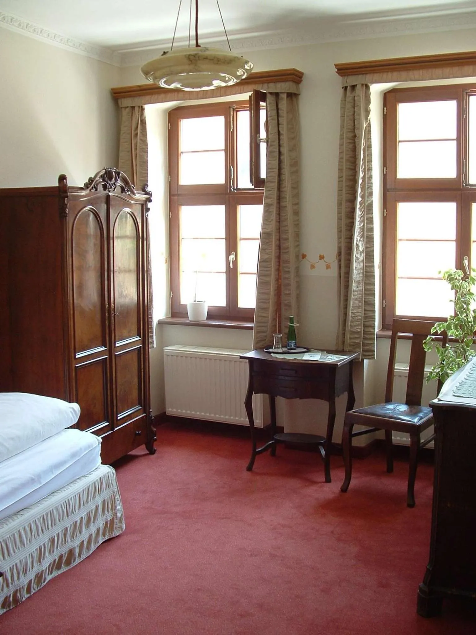 Decorative detail, Bed in Hotel und Gasthof Dreibeiniger Hund