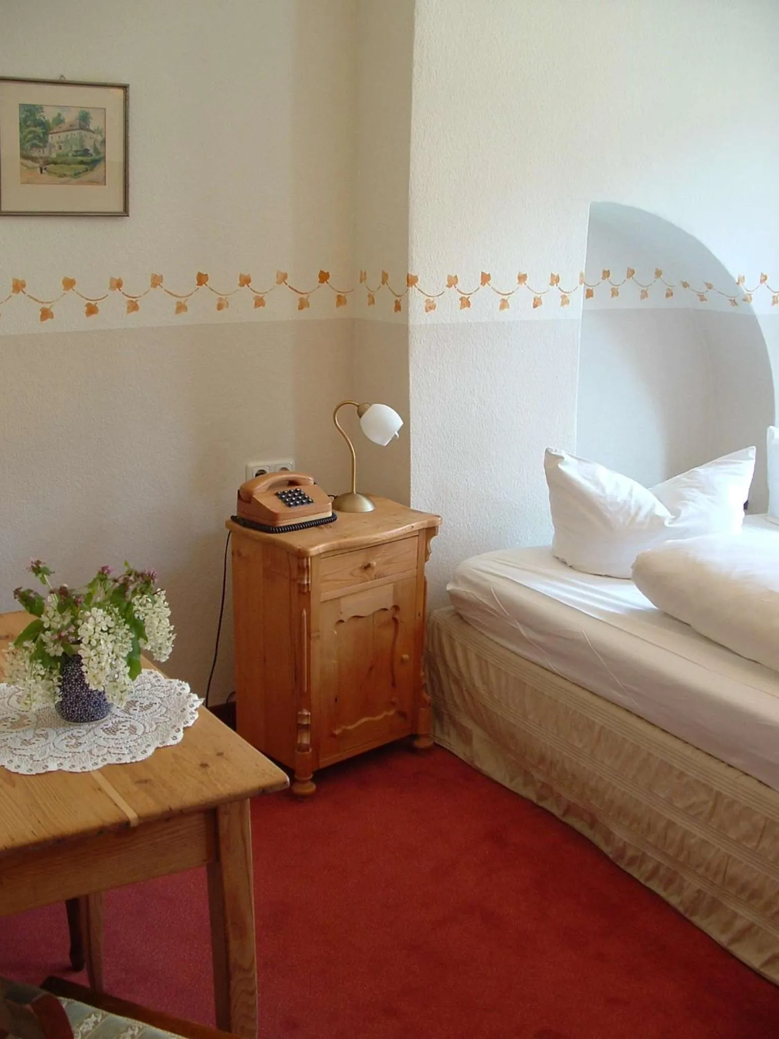 Decorative detail, Bed in Hotel und Gasthof Dreibeiniger Hund