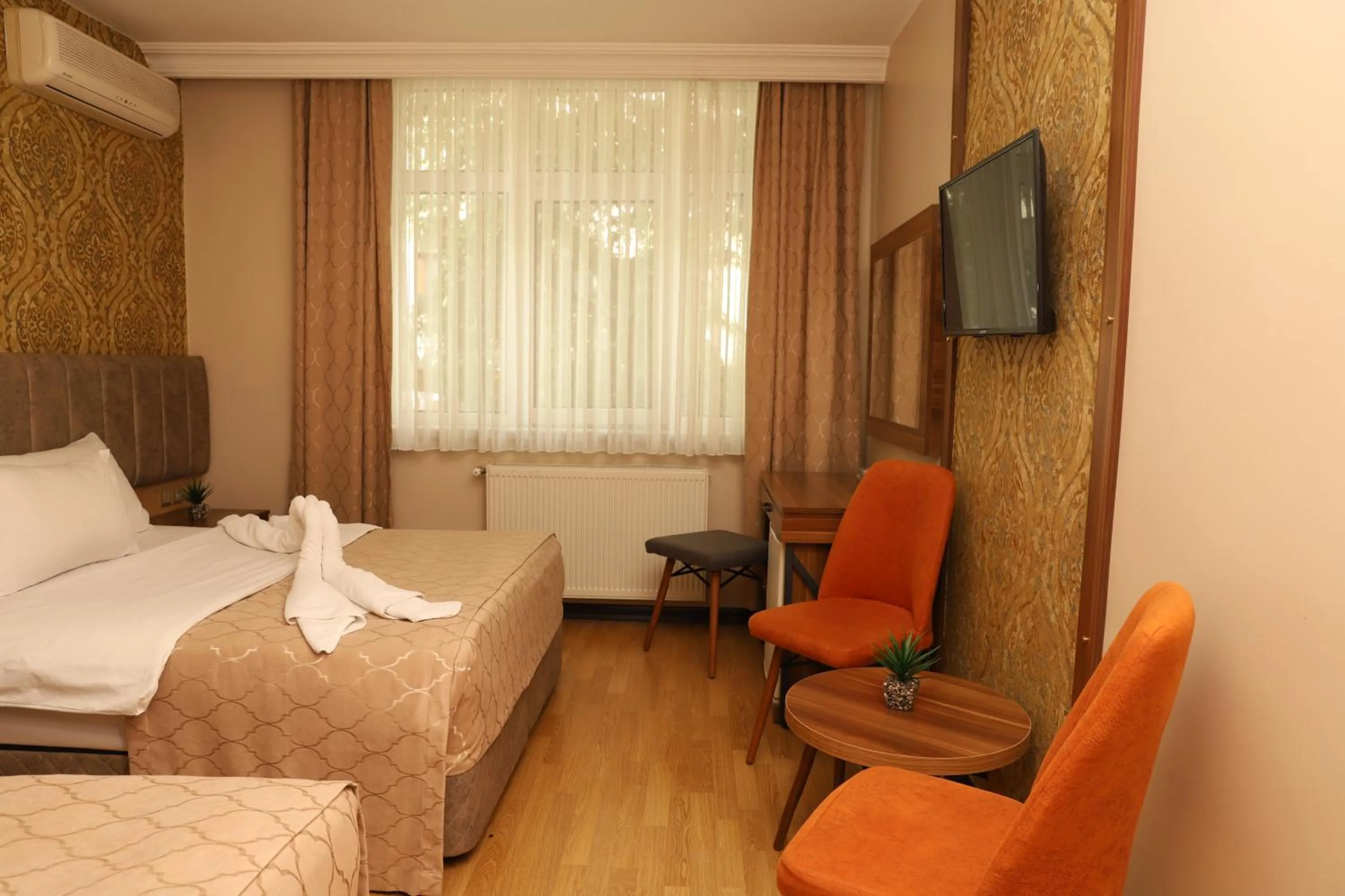 Seating area, Bed in Buldum Otel