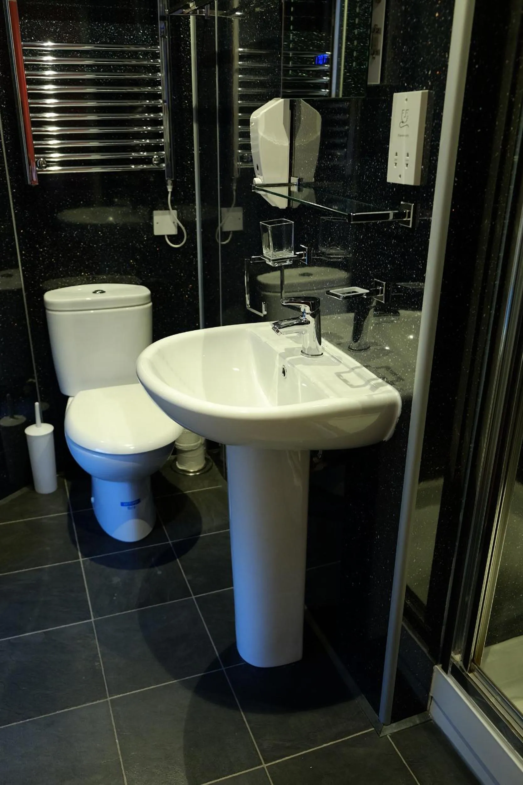 Bathroom in Regent House Hotel - City Centre Hotel