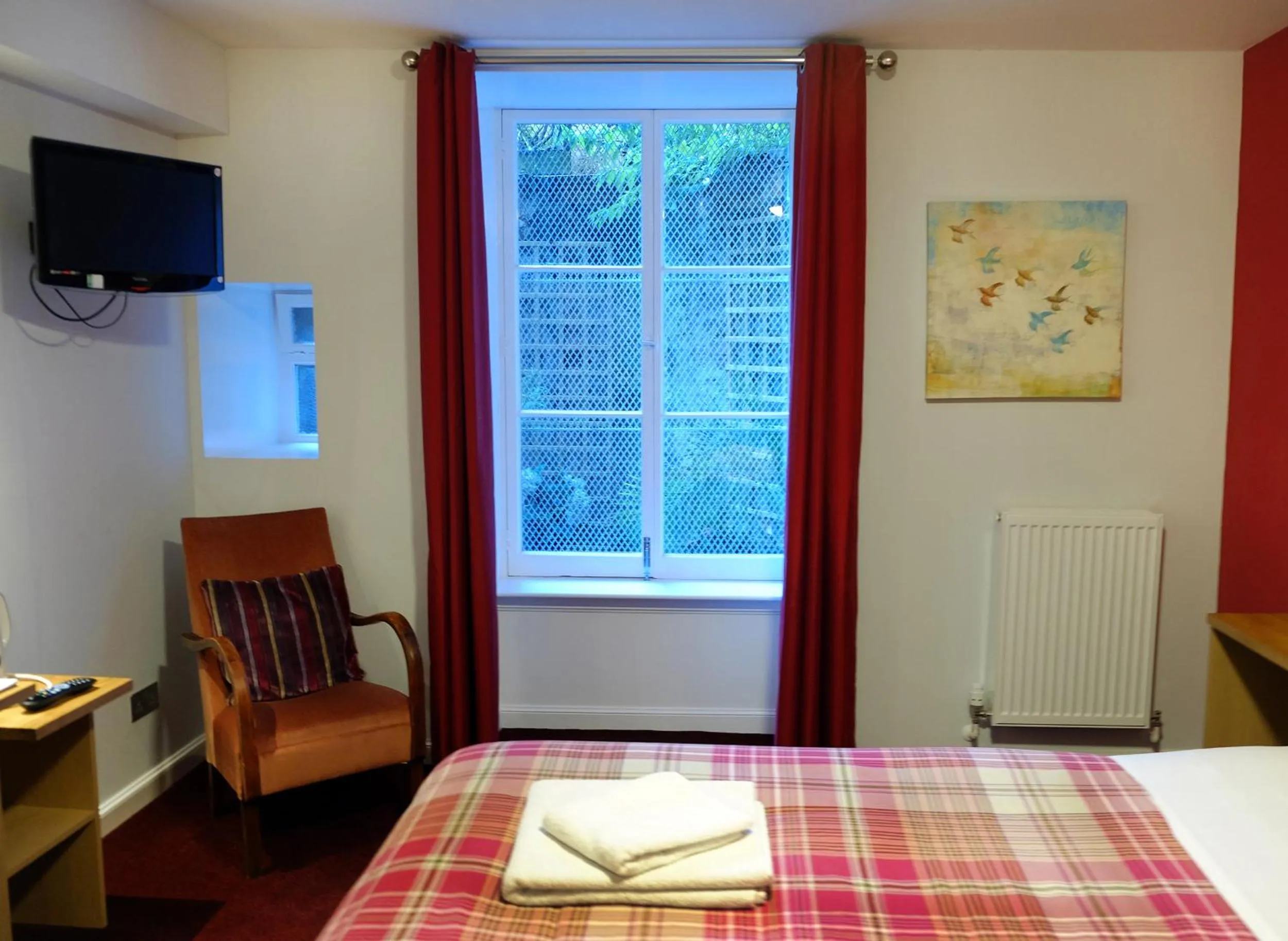 TV and multimedia, Bed in Regent House Hotel - City Centre Hotel