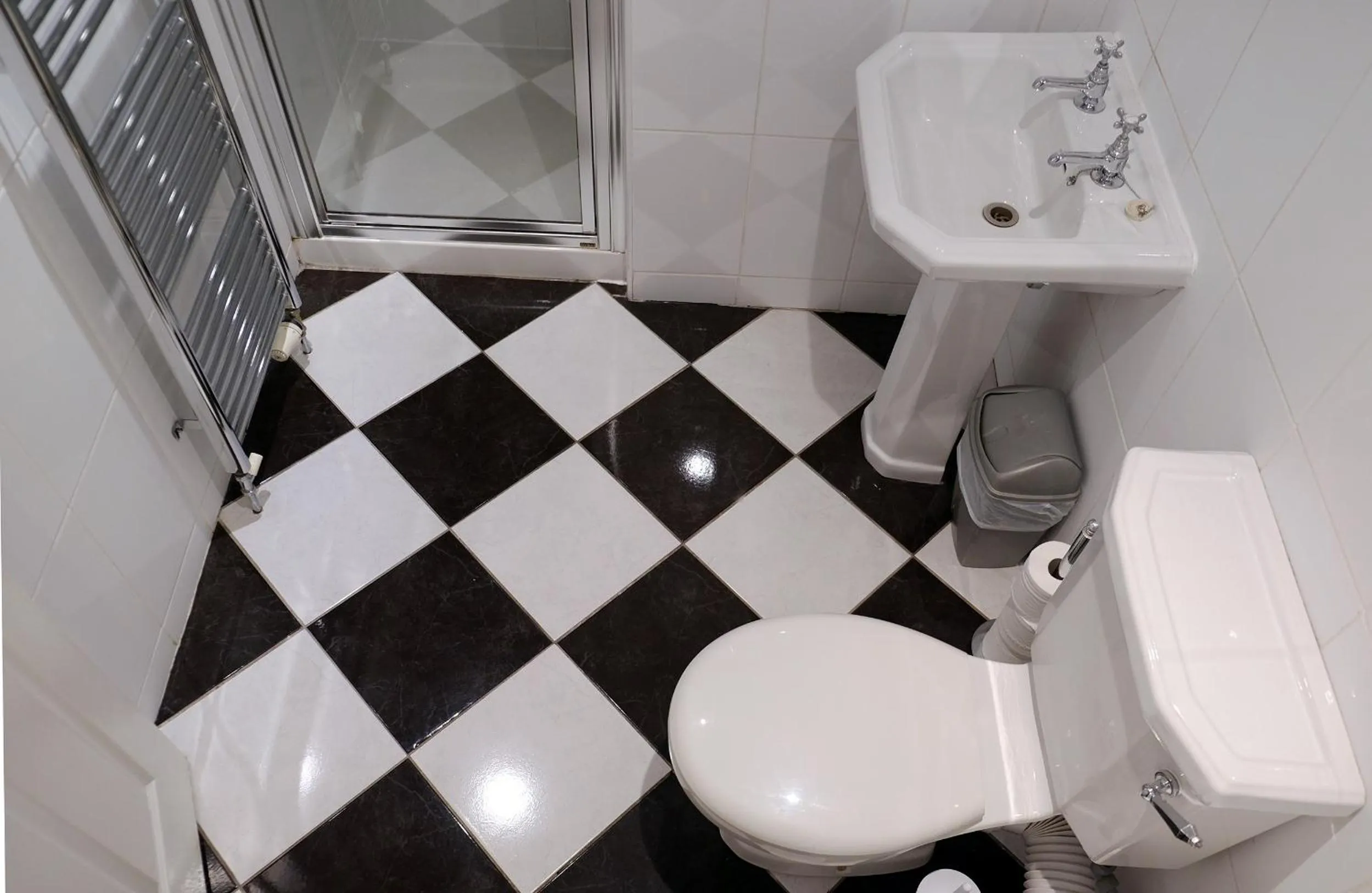 Bathroom in Regent House Hotel - City Centre Hotel