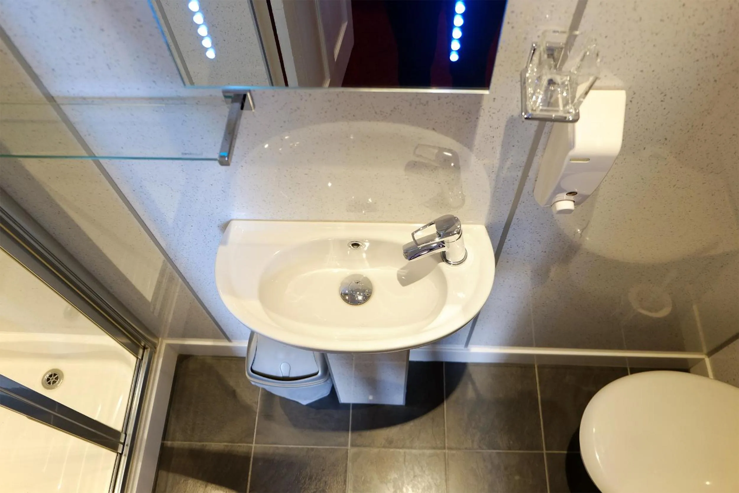 Bathroom in Regent House Hotel - City Centre Hotel