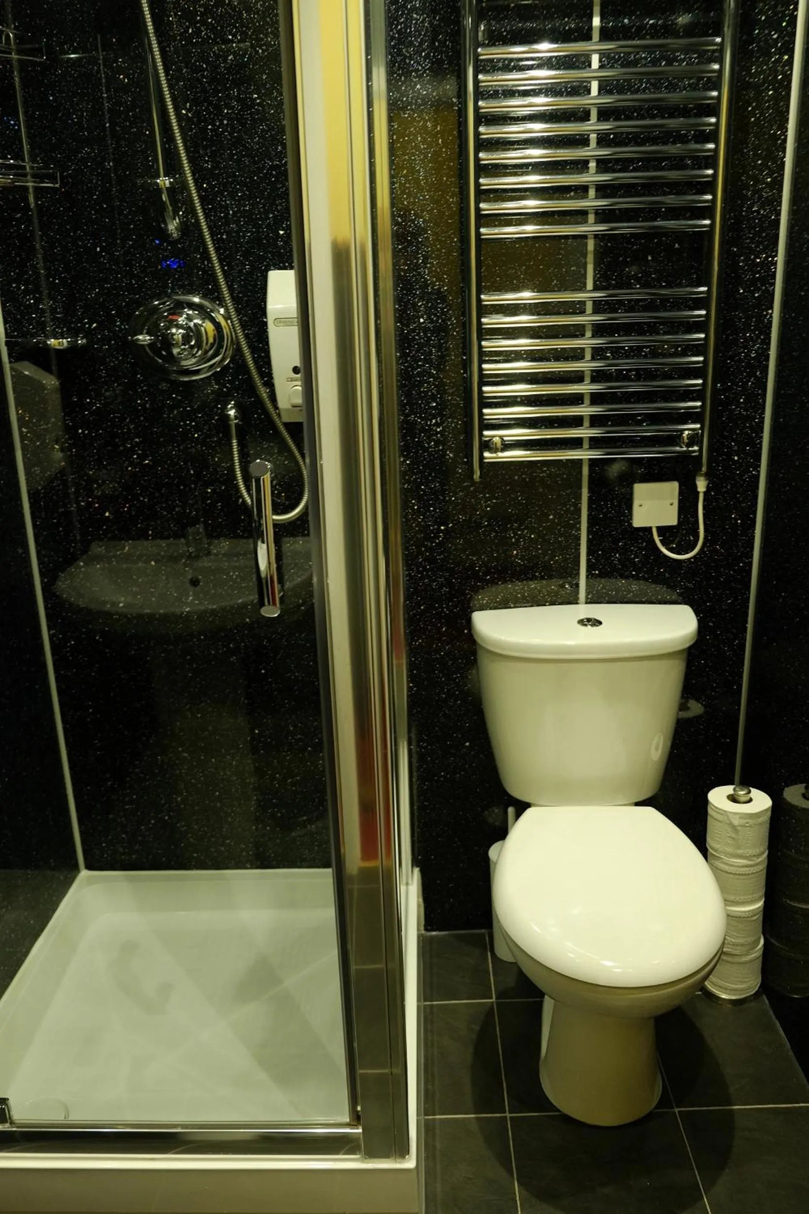 Bathroom in Regent House Hotel - City Centre Hotel