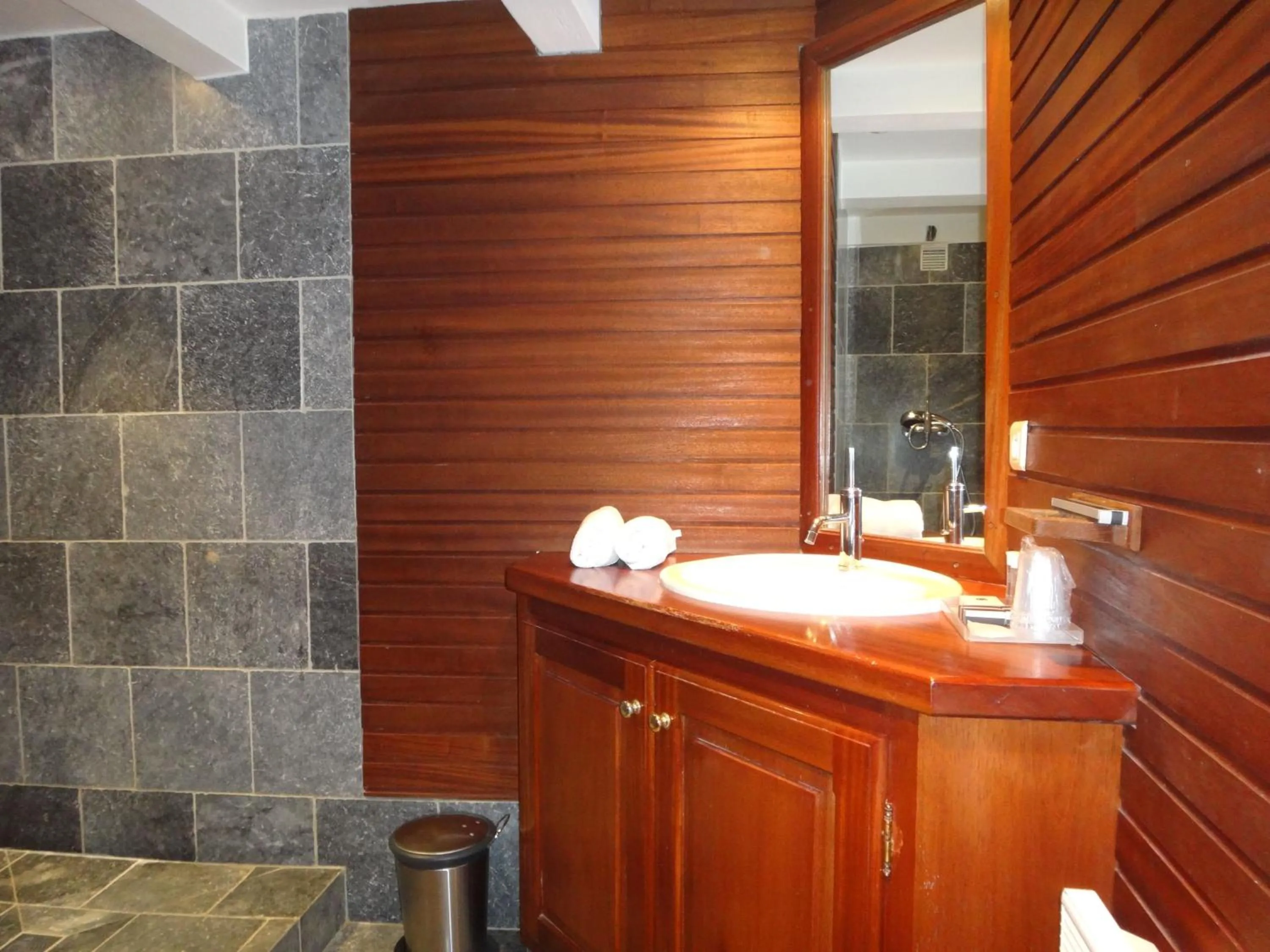 Bathroom in Hotel B Lodge